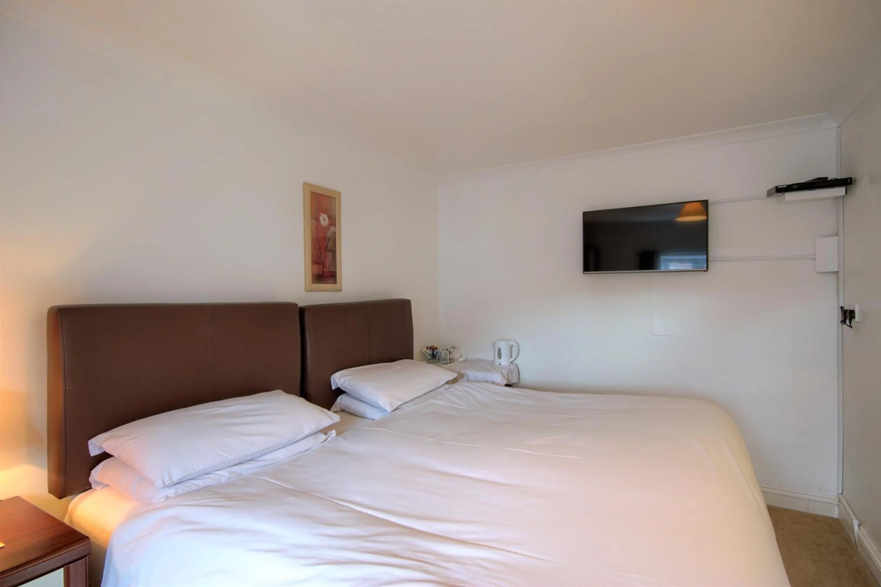 Photo of the whole room, Bed in Mount Lavinia