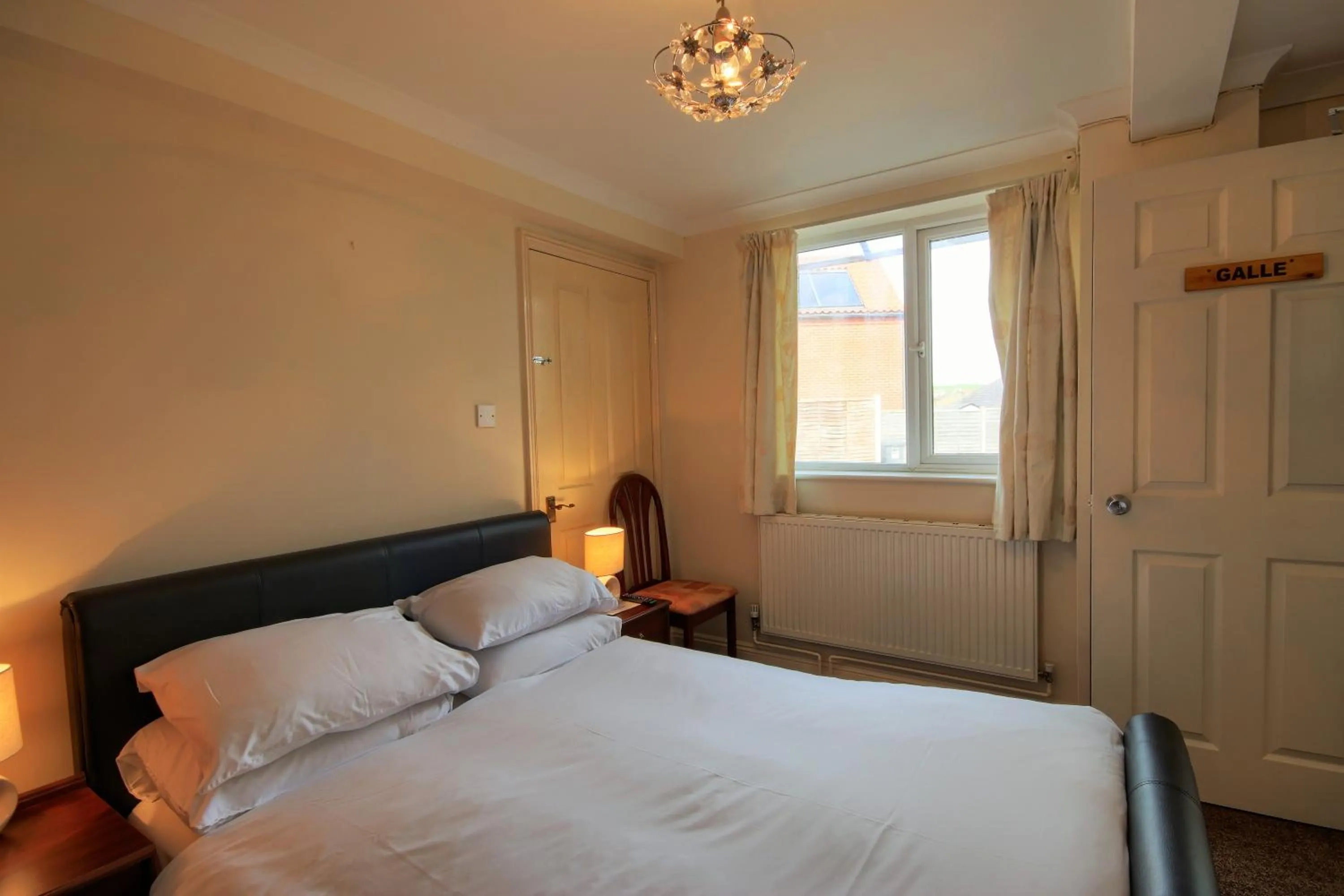 Photo of the whole room, Bed in Mount Lavinia