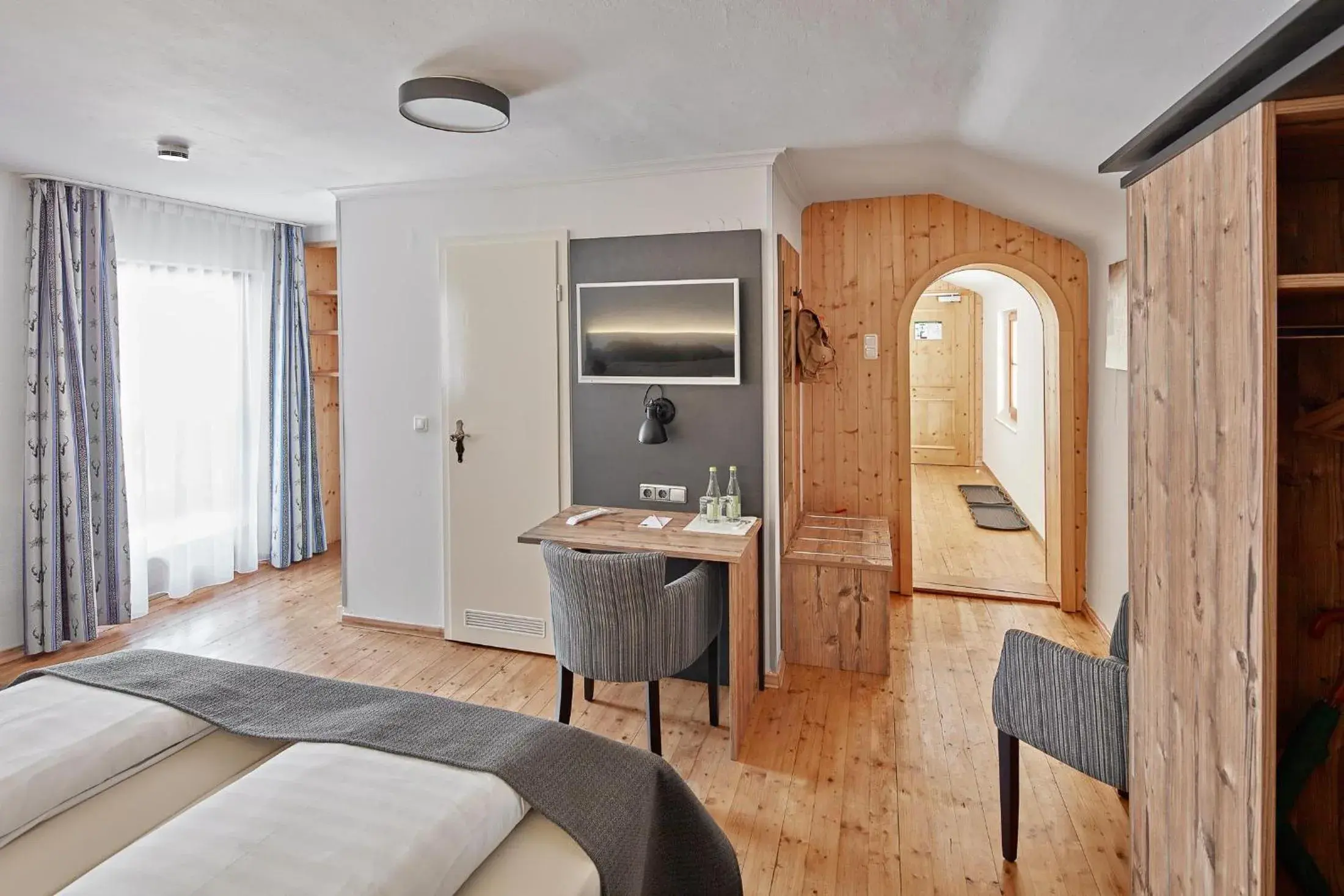 TV and multimedia, Bed in Hotel Garni Alte Säge Ruhpolding inkl Chiemgaukarte TV and multimedia, Bed in Hotel Garni Alte Säge Ruhpolding inkl Chiemgaukarte