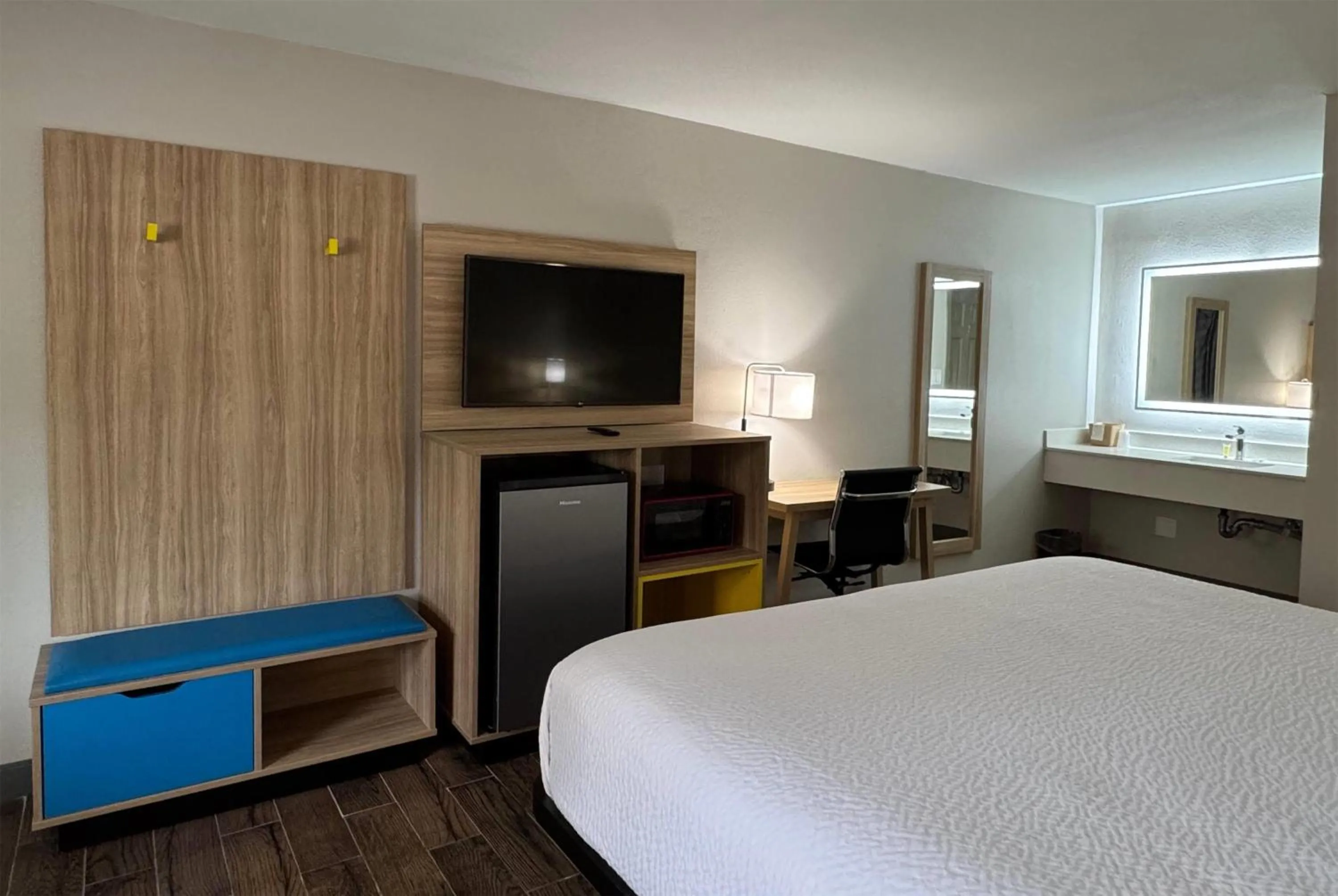 Photo of the whole room, Bed in Travelodge by Wyndham Gainesville