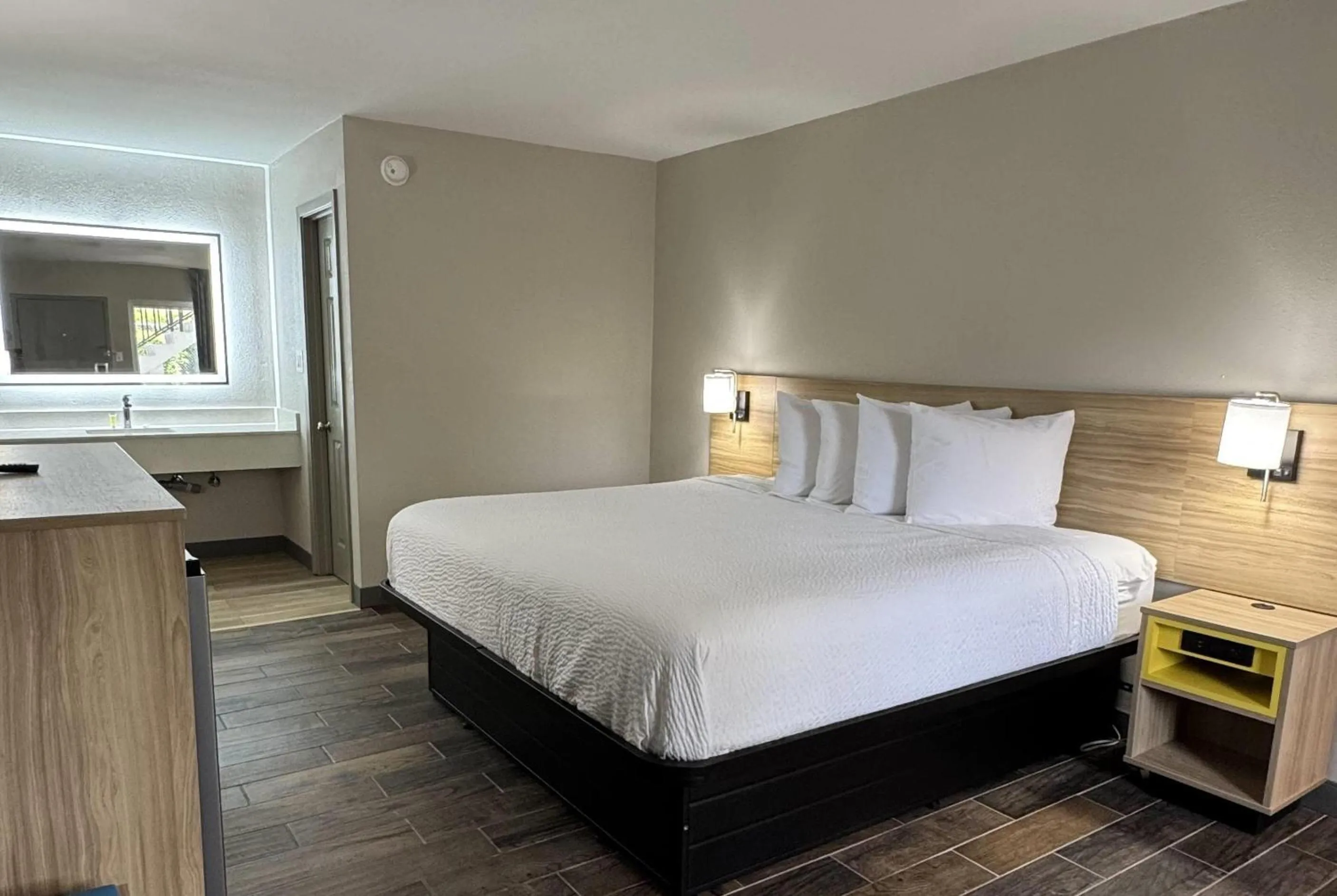 Photo of the whole room, Bed in Travelodge by Wyndham Gainesville