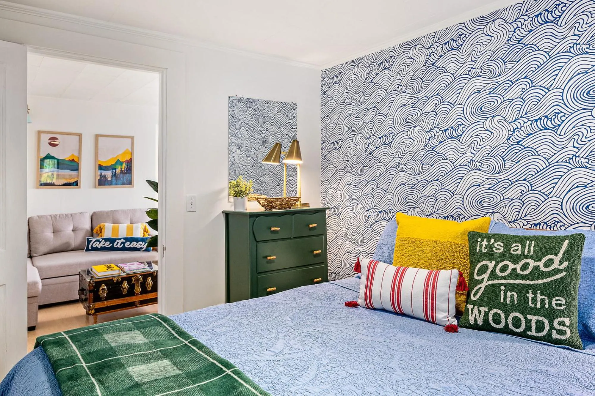 Seating area, Bed in Seascape Motel & Cottages