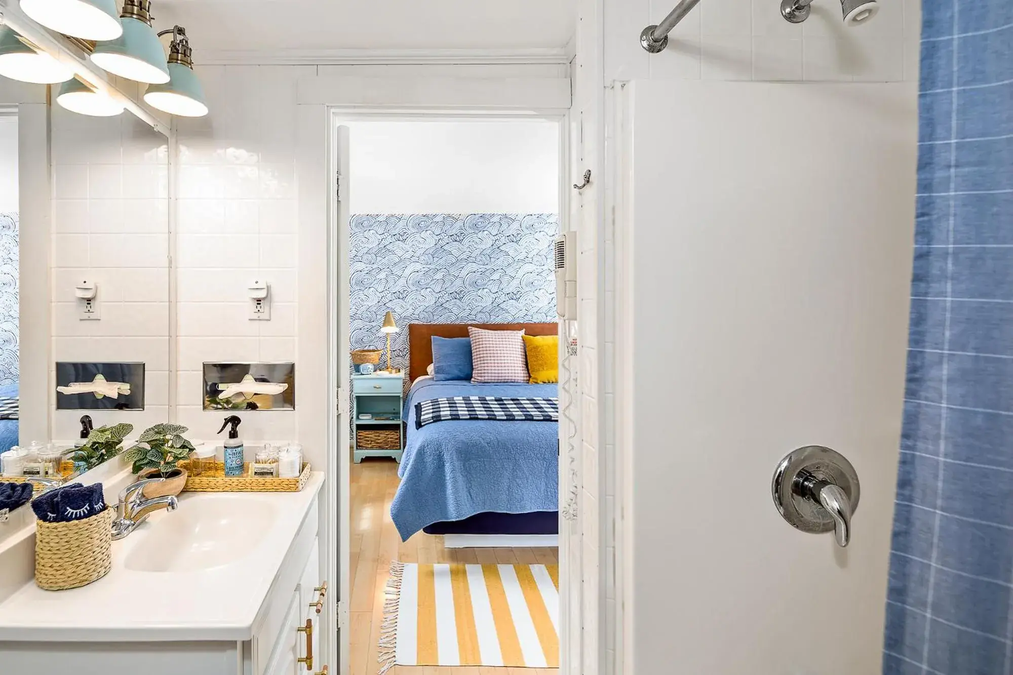 Queen Room with Full Bathroom in Seascape Motel & Cottages Queen Room with Full Bathroom in Seascape Motel & Cottages