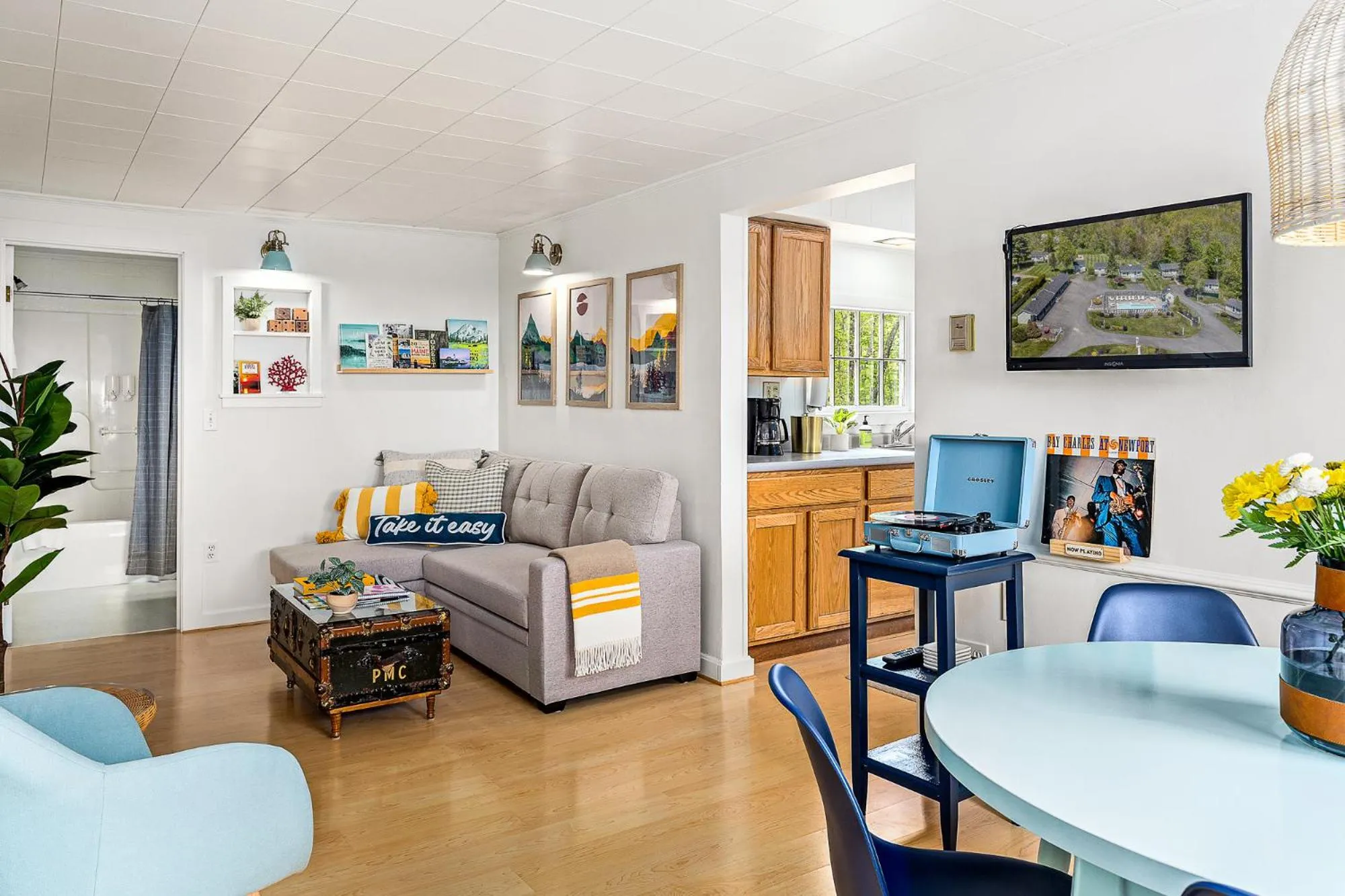 Living room in Seascape Motel & Cottages