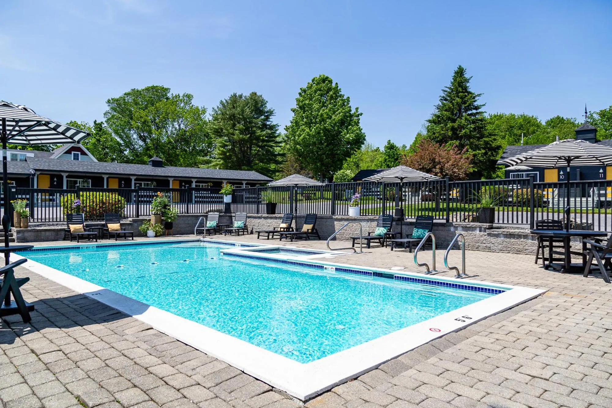 Patio in Seascape Motel & Cottages