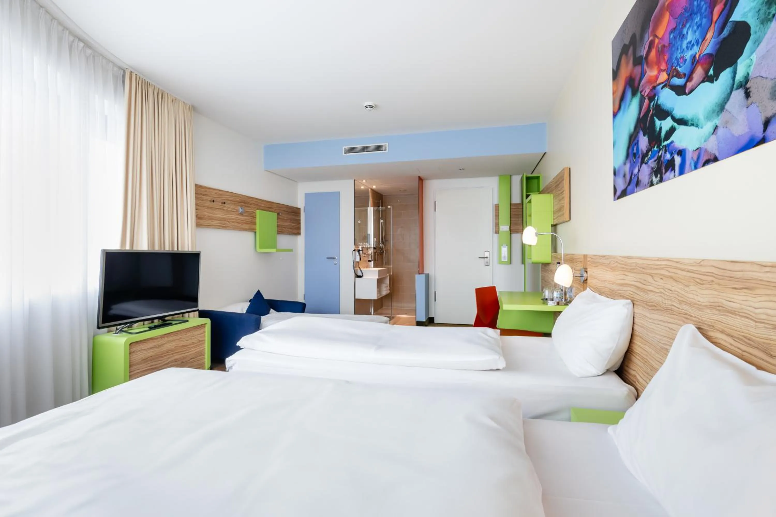 Communal lounge/ TV room, Bed in Hey Lou Hotel Hildesheim