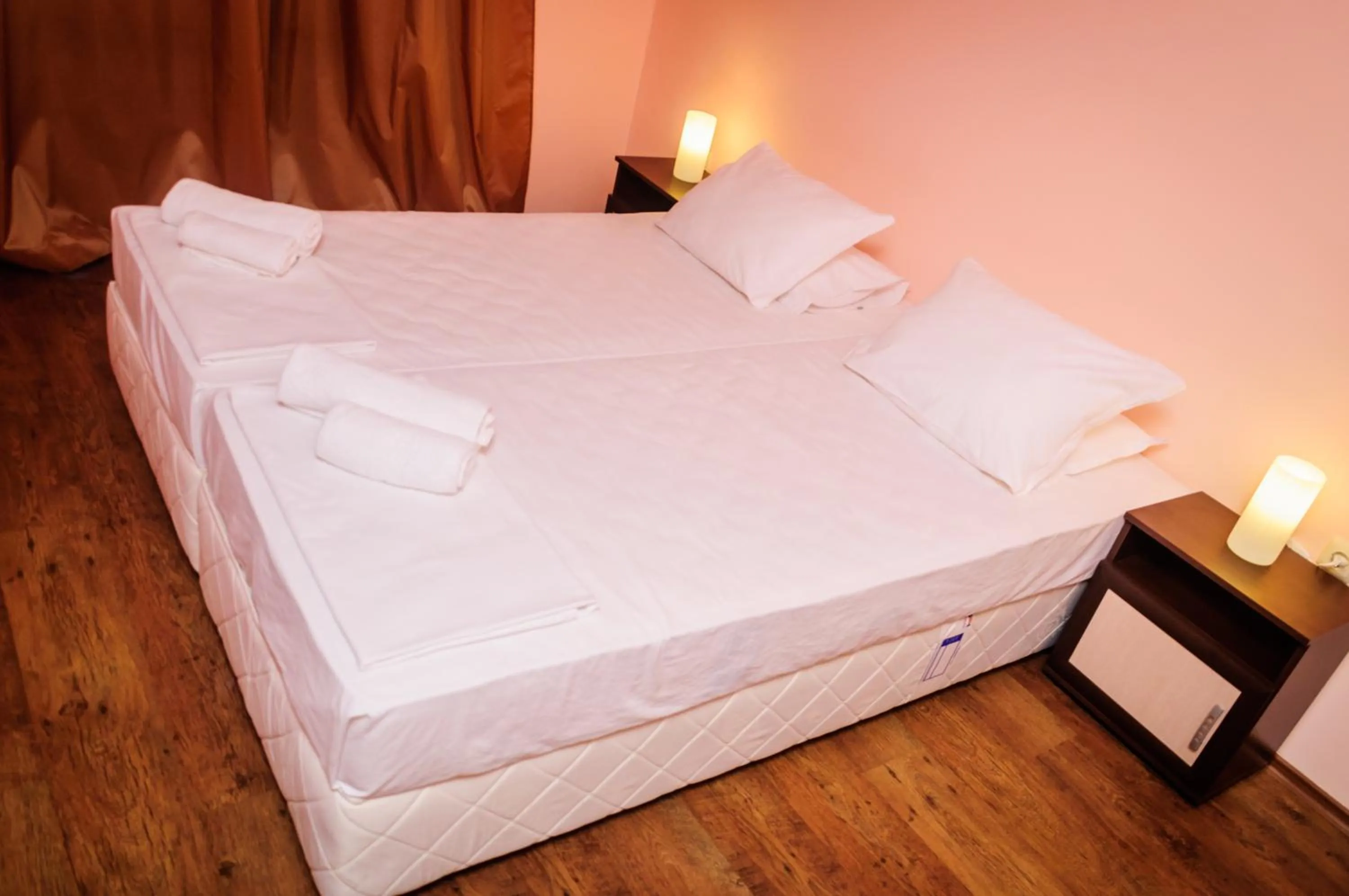 Photo of the whole room, Bed in Cantilena Complex