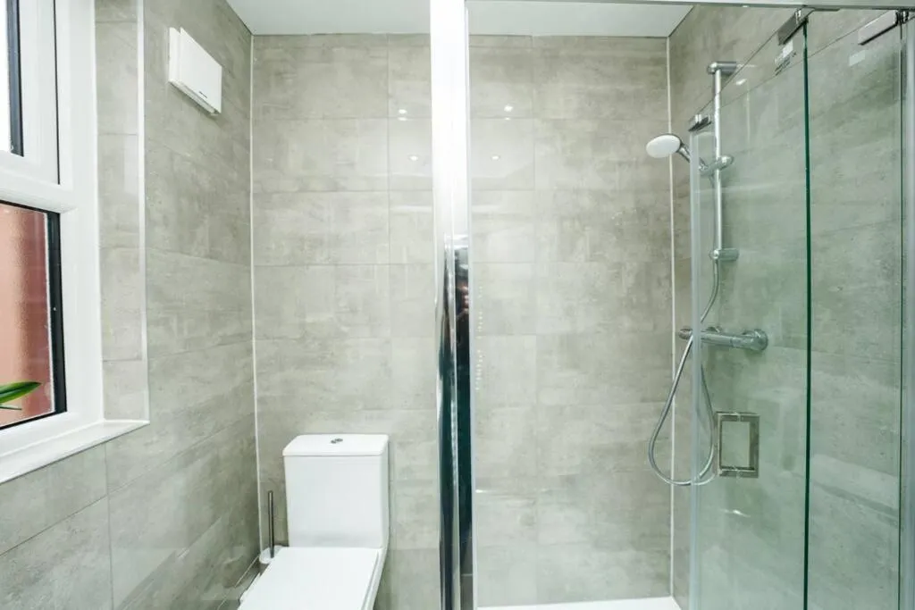 Newly Renovated Modern 4 Bed 3 Bath Apartment London