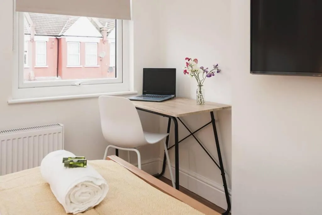 Newly Renovated Modern 4 Bed 3 Bath Apartment London