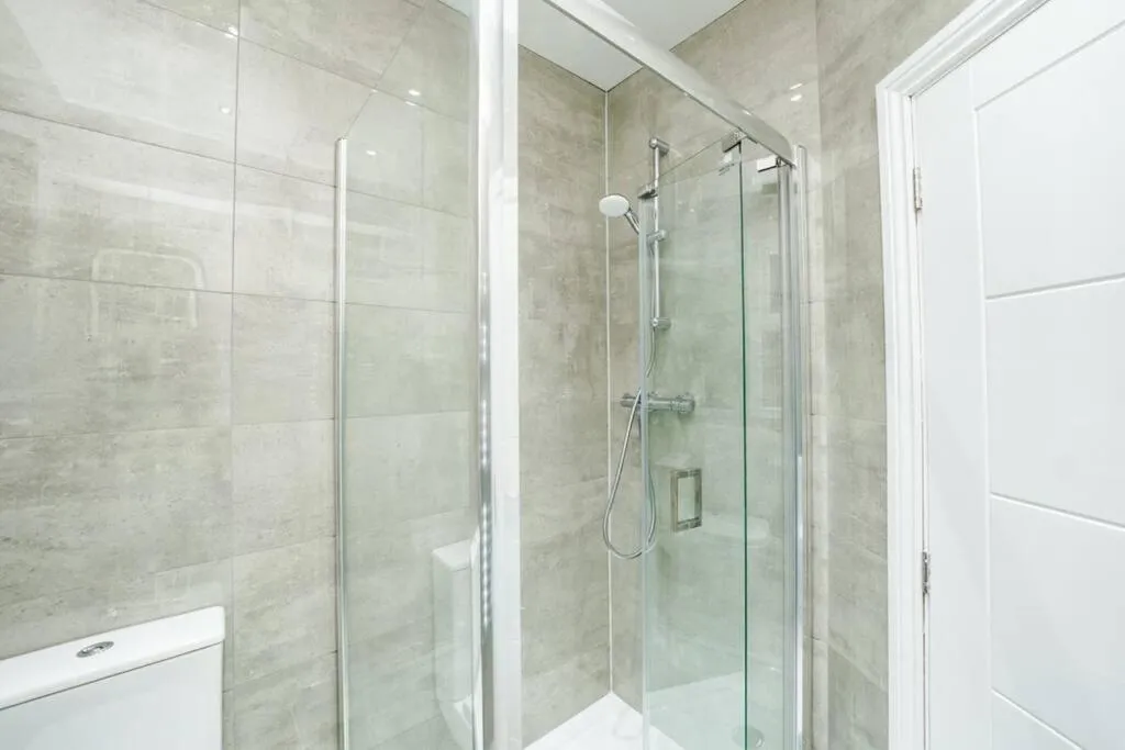 Newly Renovated Modern 4 Bed 3 Bath Apartment London