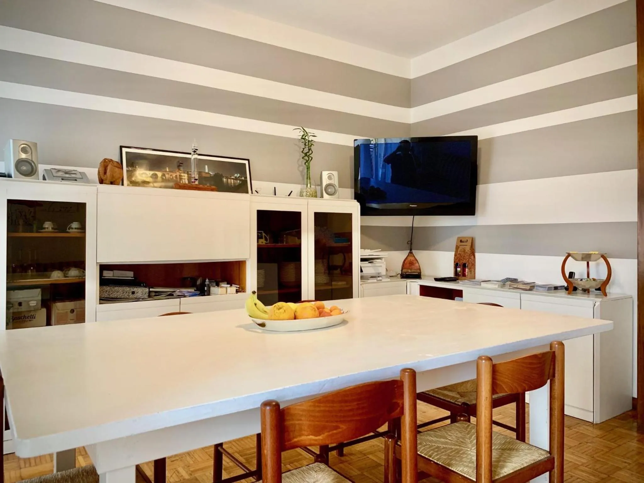 Communal lounge/ TV room in Ariel B&B