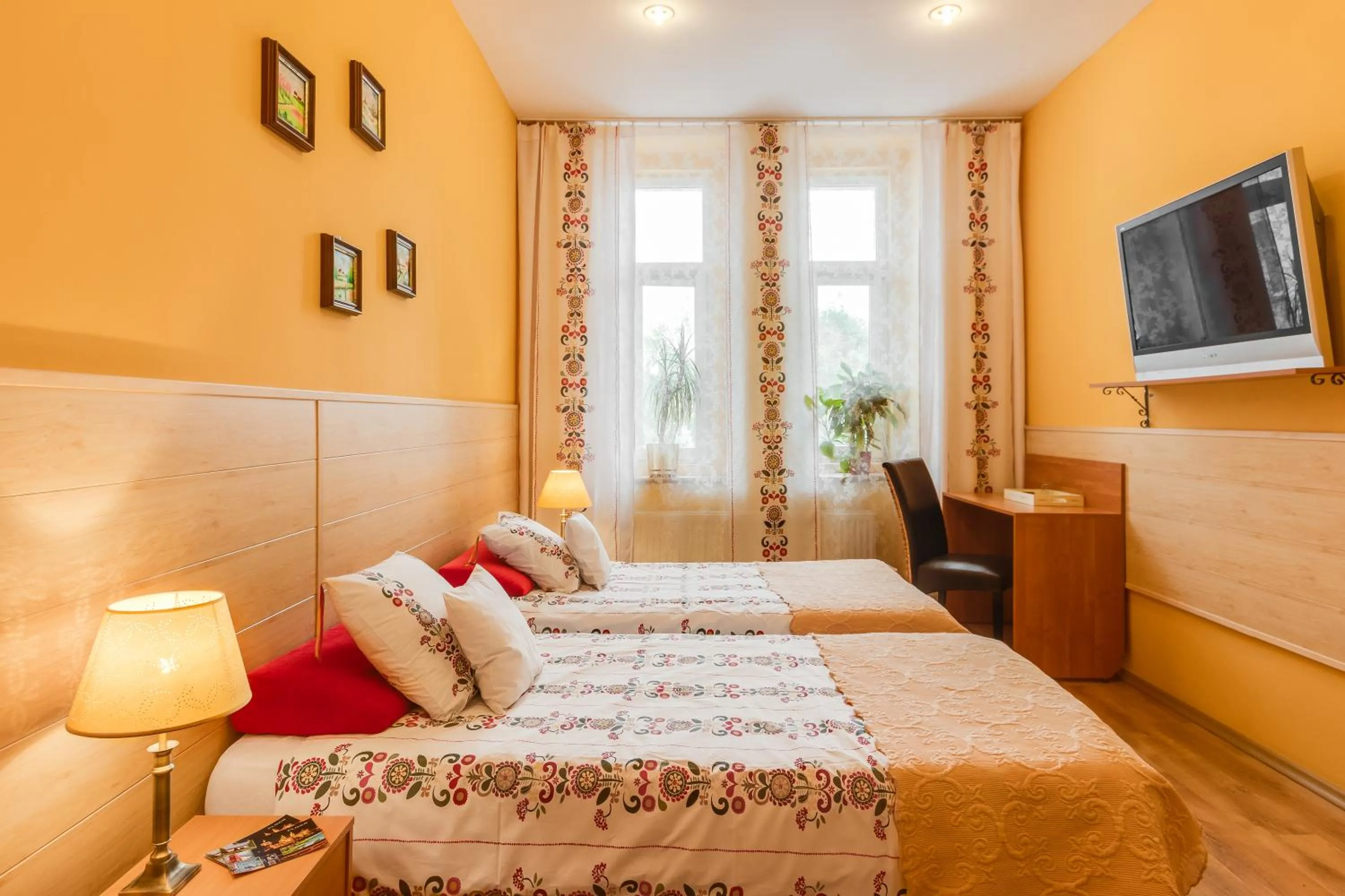 Communal lounge/ TV room, Bed in Kamienica