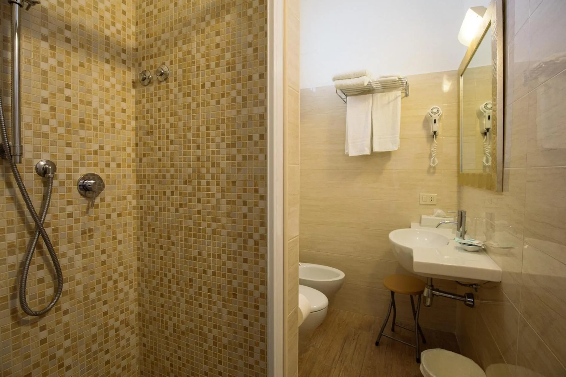 Shower in Hotel Lido