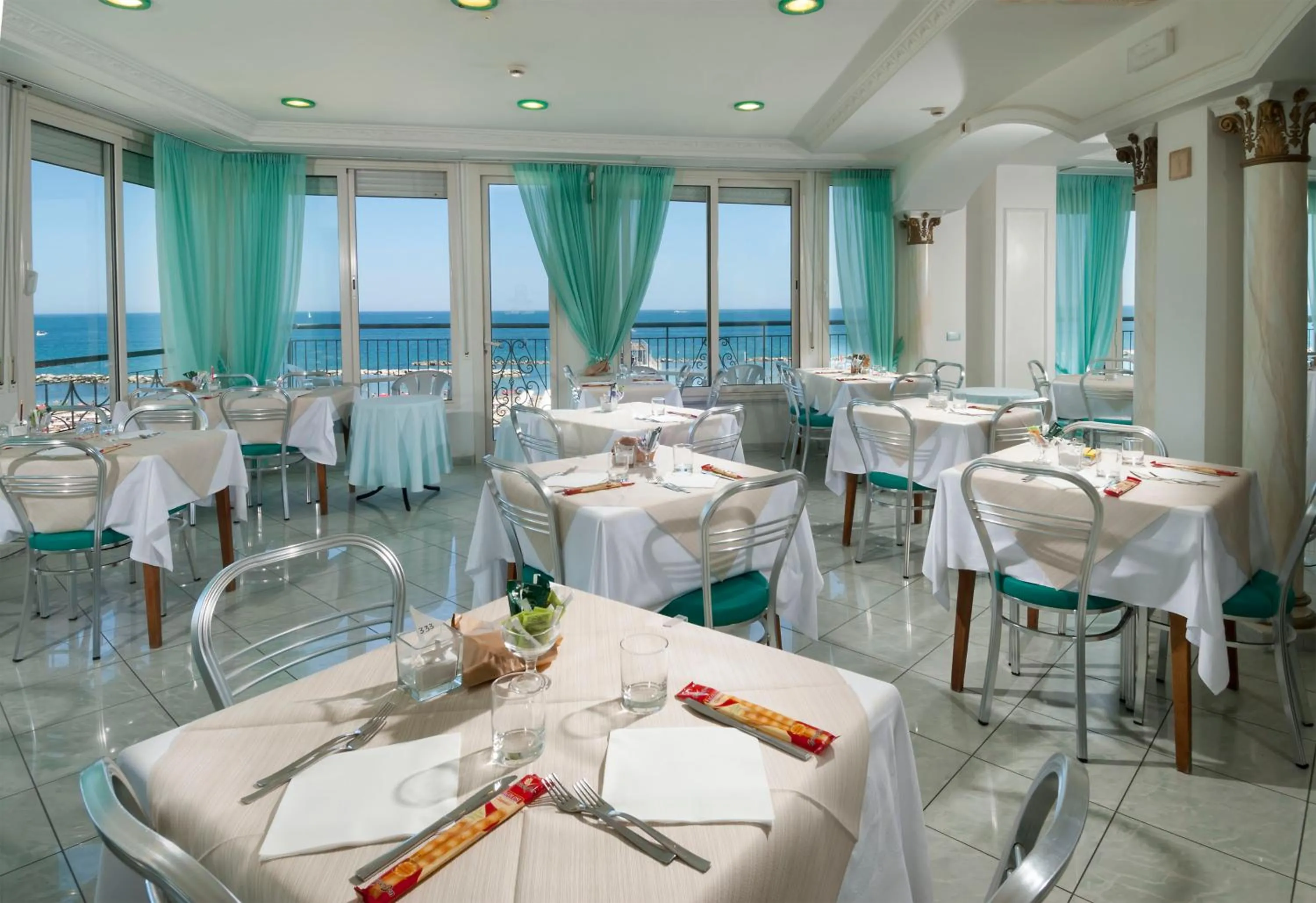 Restaurant/places to eat in Hotel Lido