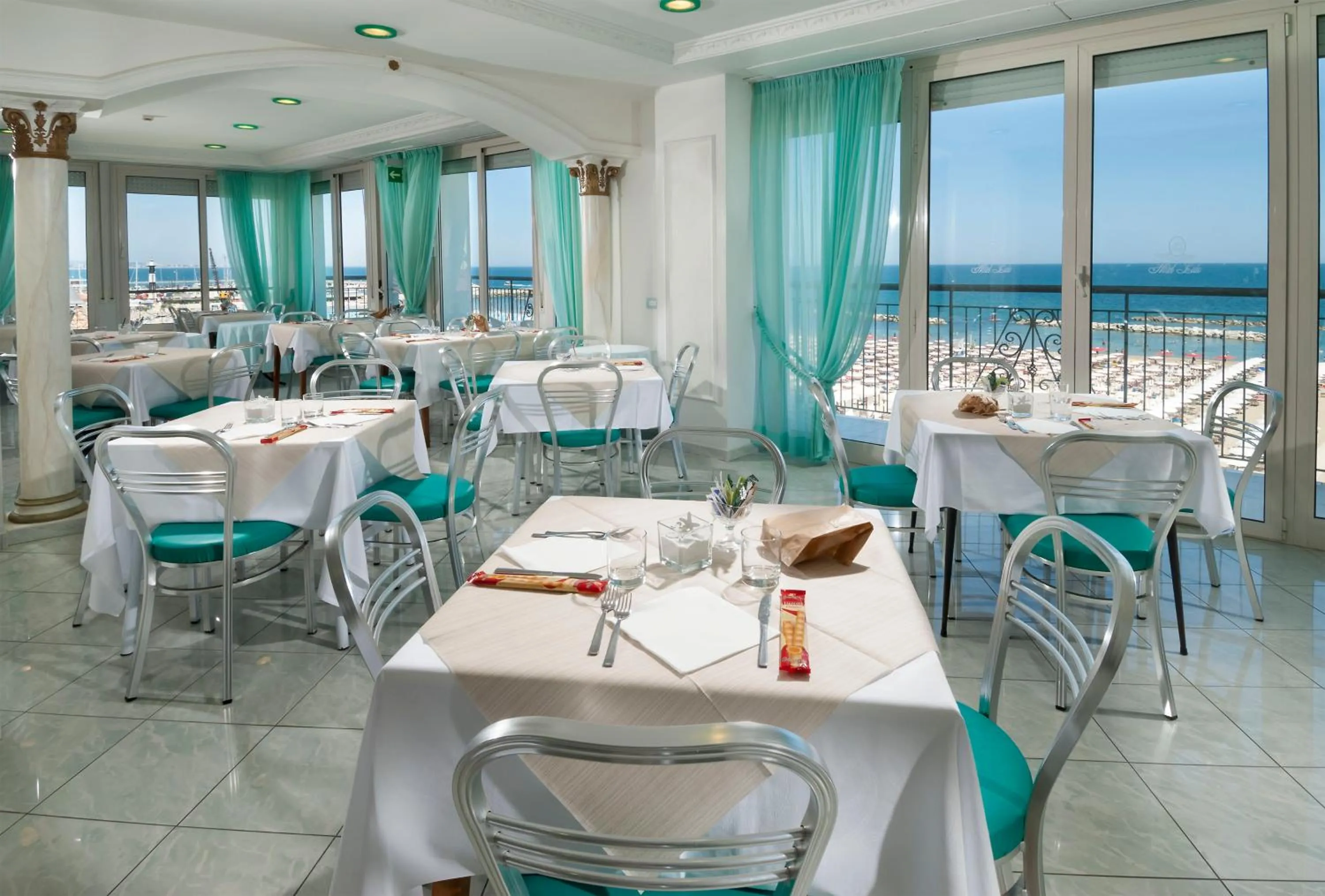 Restaurant/places to eat in Hotel Lido