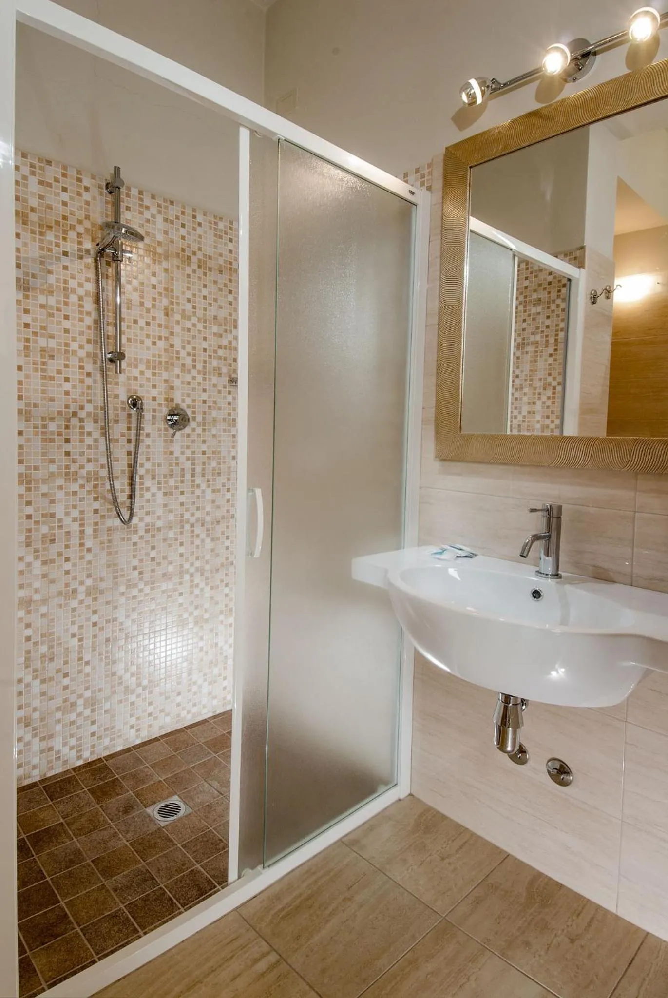 Shower in Hotel Lido