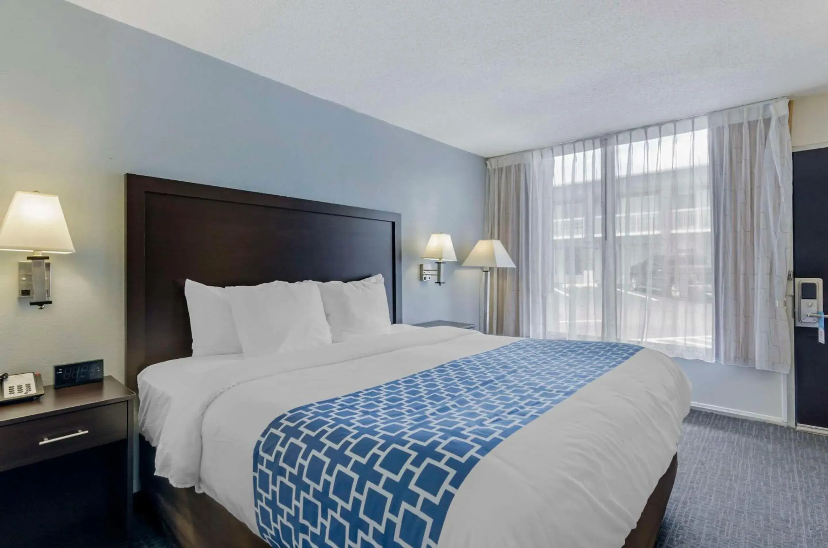 Bedroom, Bed in Suburban Studios Verona - Staunton North Bedroom, Bed in Suburban Studios Verona - Staunton North