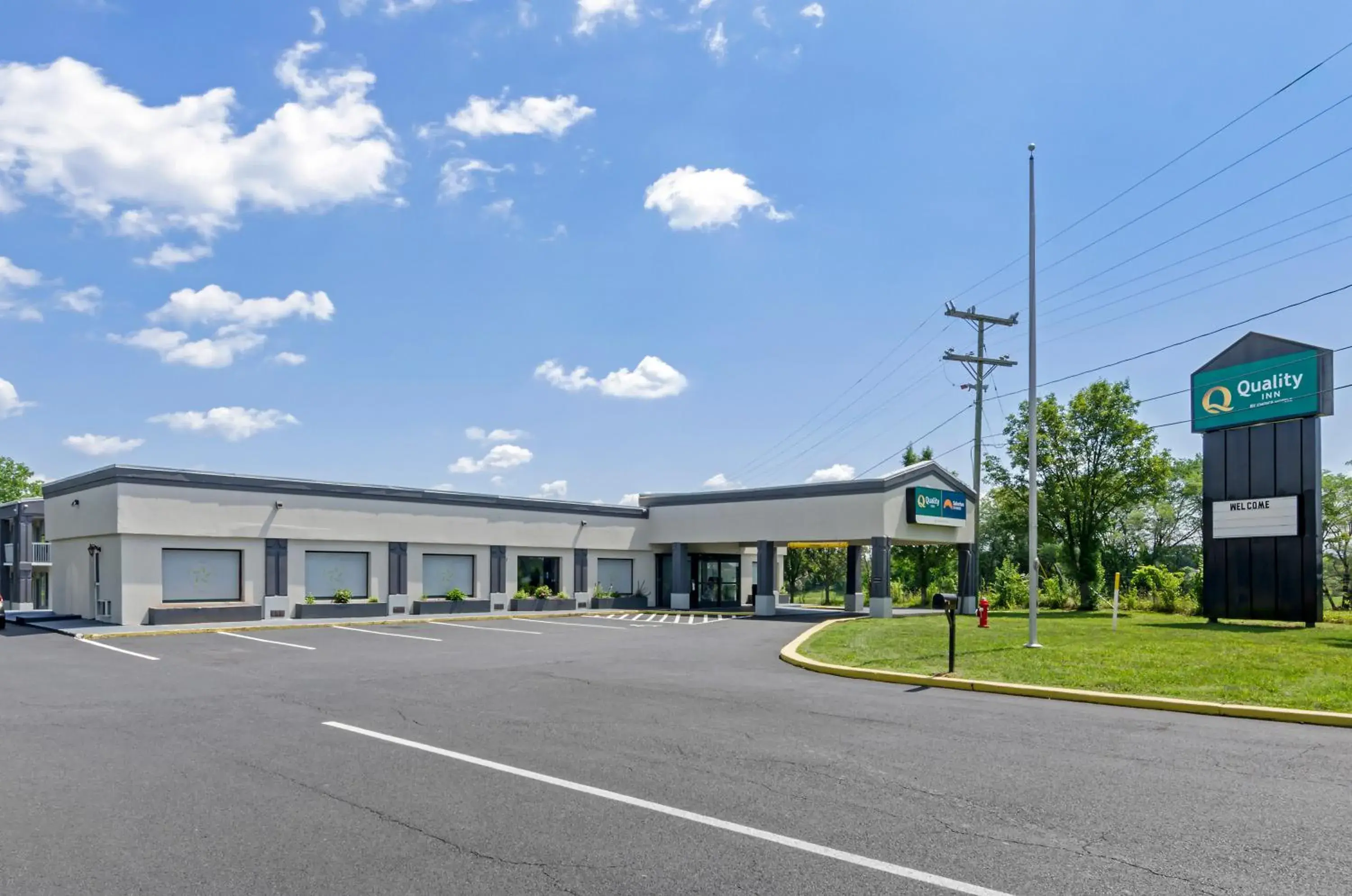 Property building in Suburban Studios Verona - Staunton North Property building in Suburban Studios Verona - Staunton North