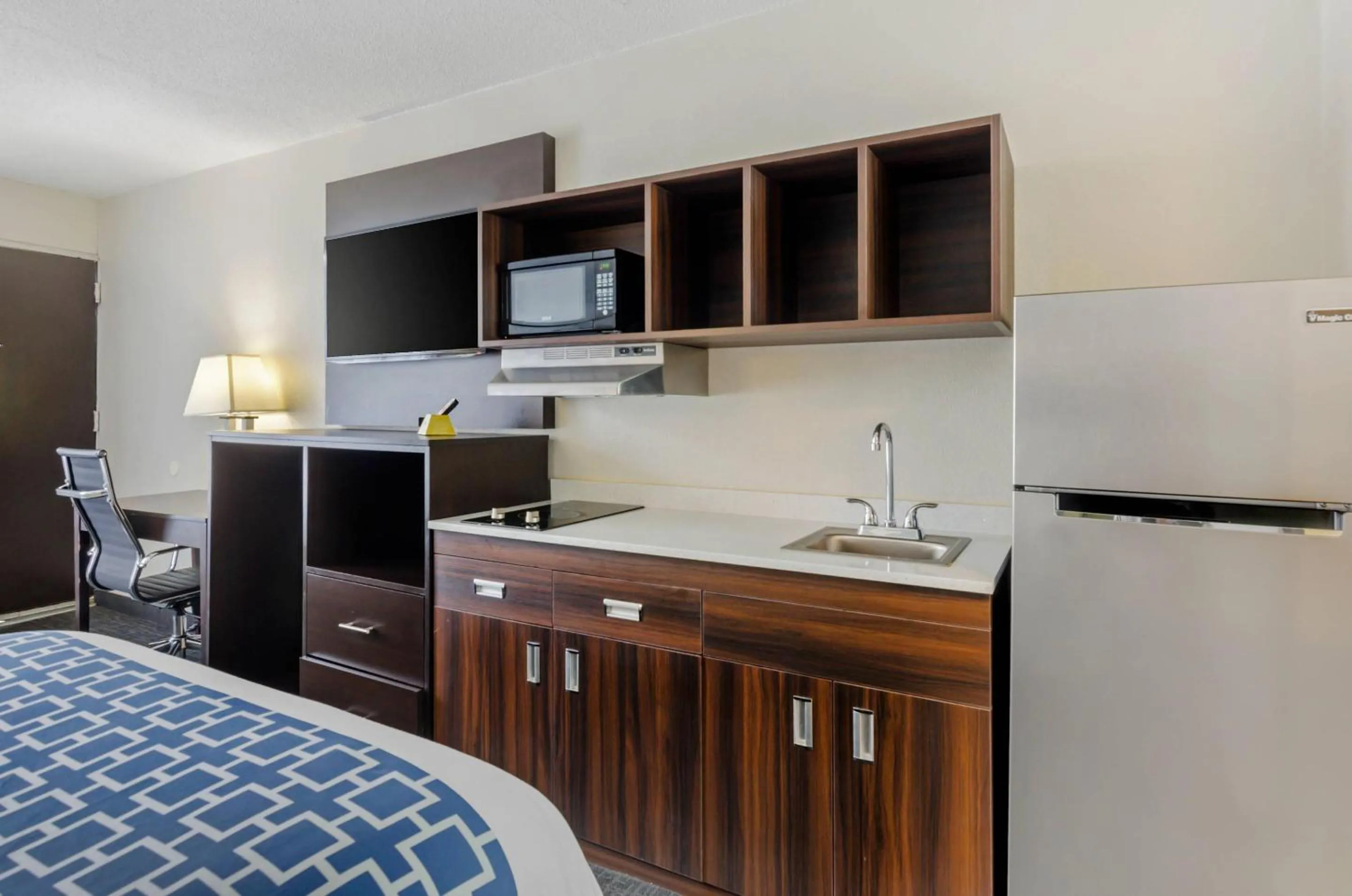 Bedroom, Bed in Suburban Studios Verona - Staunton North