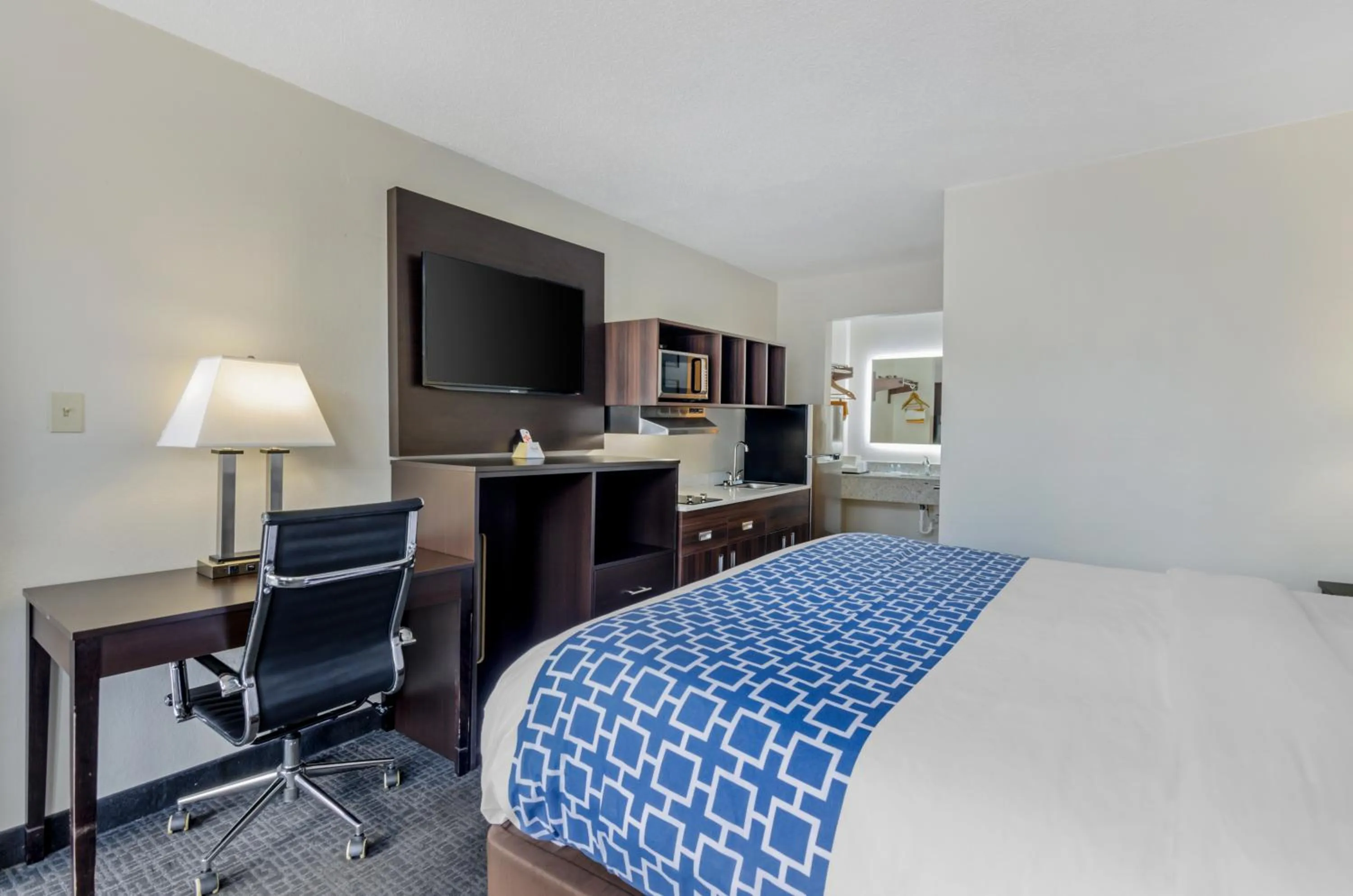 Photo of the whole room, Bed in Suburban Studios Verona - Staunton North