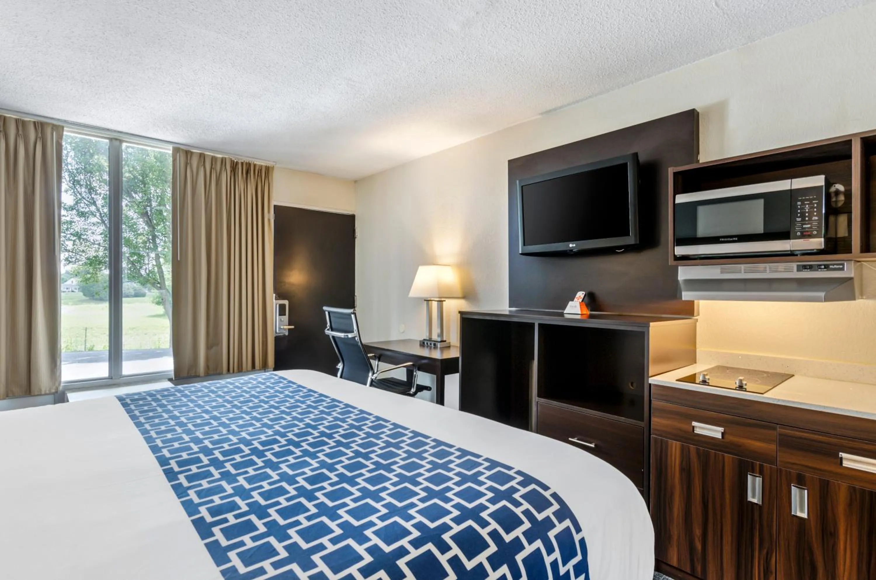 Kitchen or kitchenette, Bed in Suburban Studios Verona - Staunton North