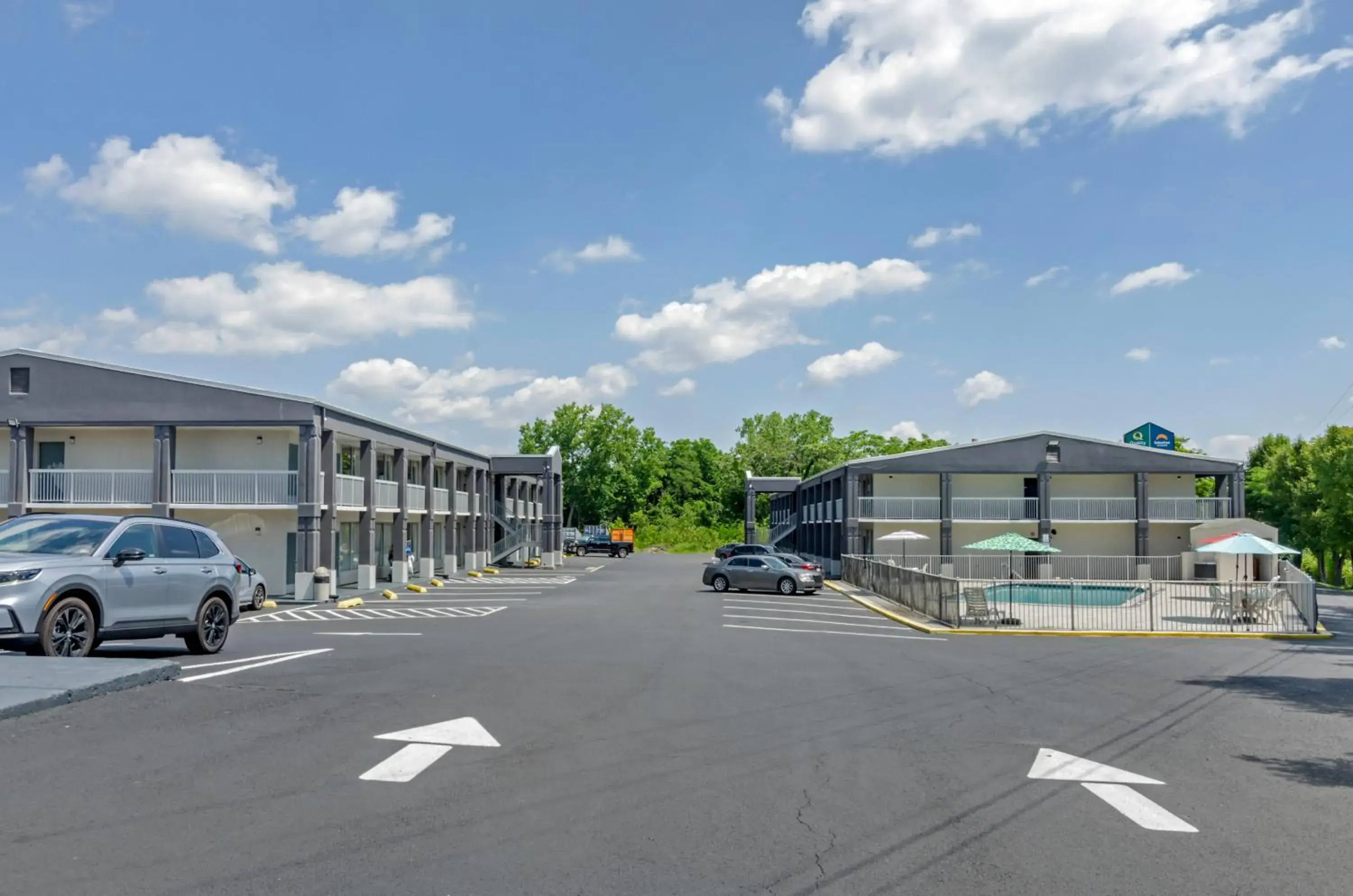 Property building in Suburban Studios Verona - Staunton North Property building in Suburban Studios Verona - Staunton North