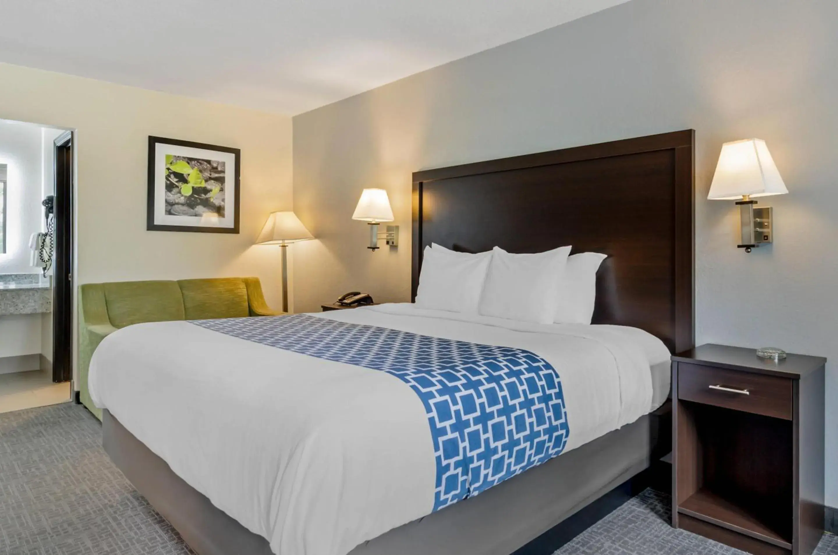 Bedroom, Bed in Suburban Studios Verona - Staunton North Bedroom, Bed in Suburban Studios Verona - Staunton North