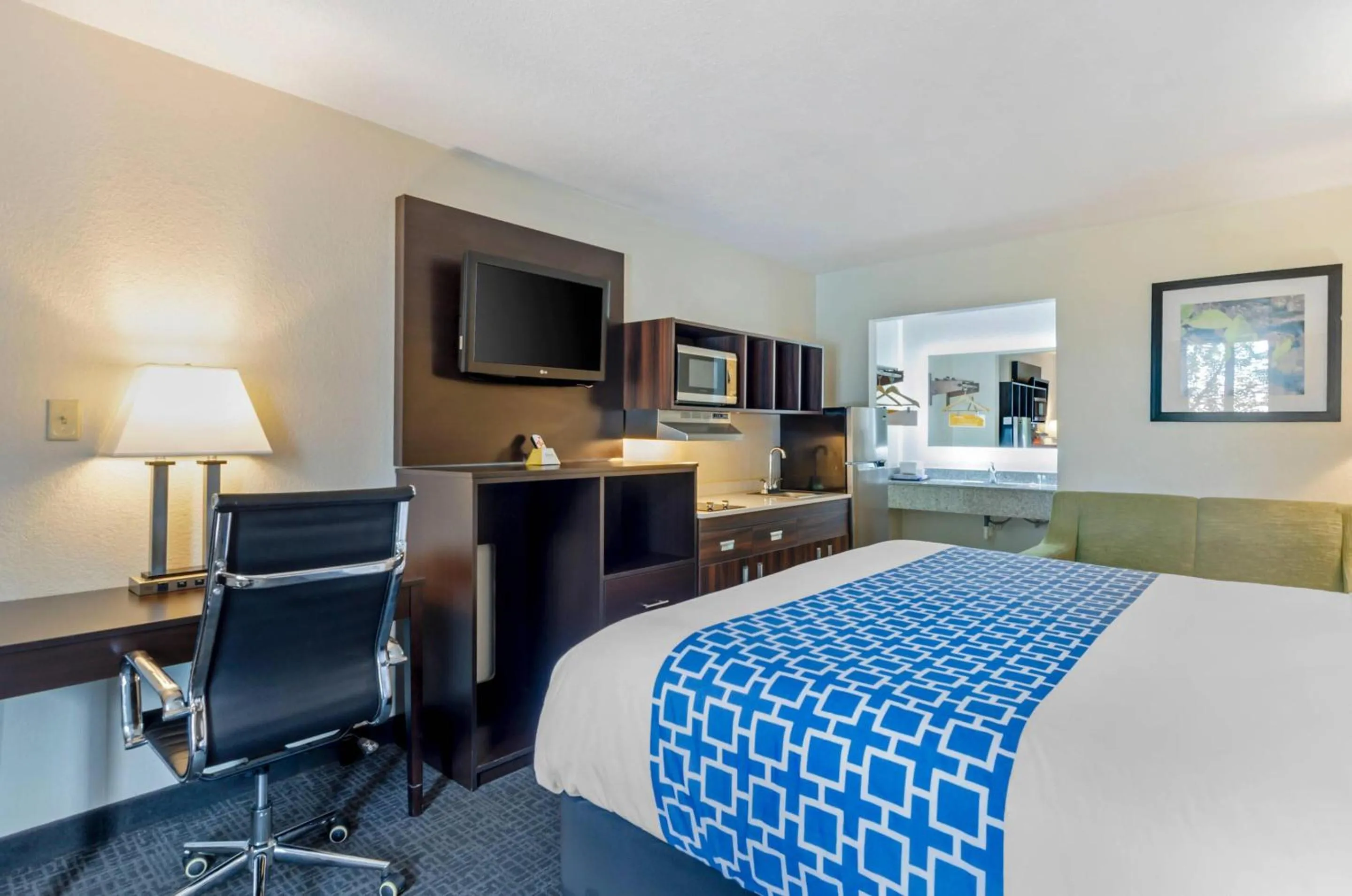 Bedroom, Bed in Suburban Studios Verona - Staunton North