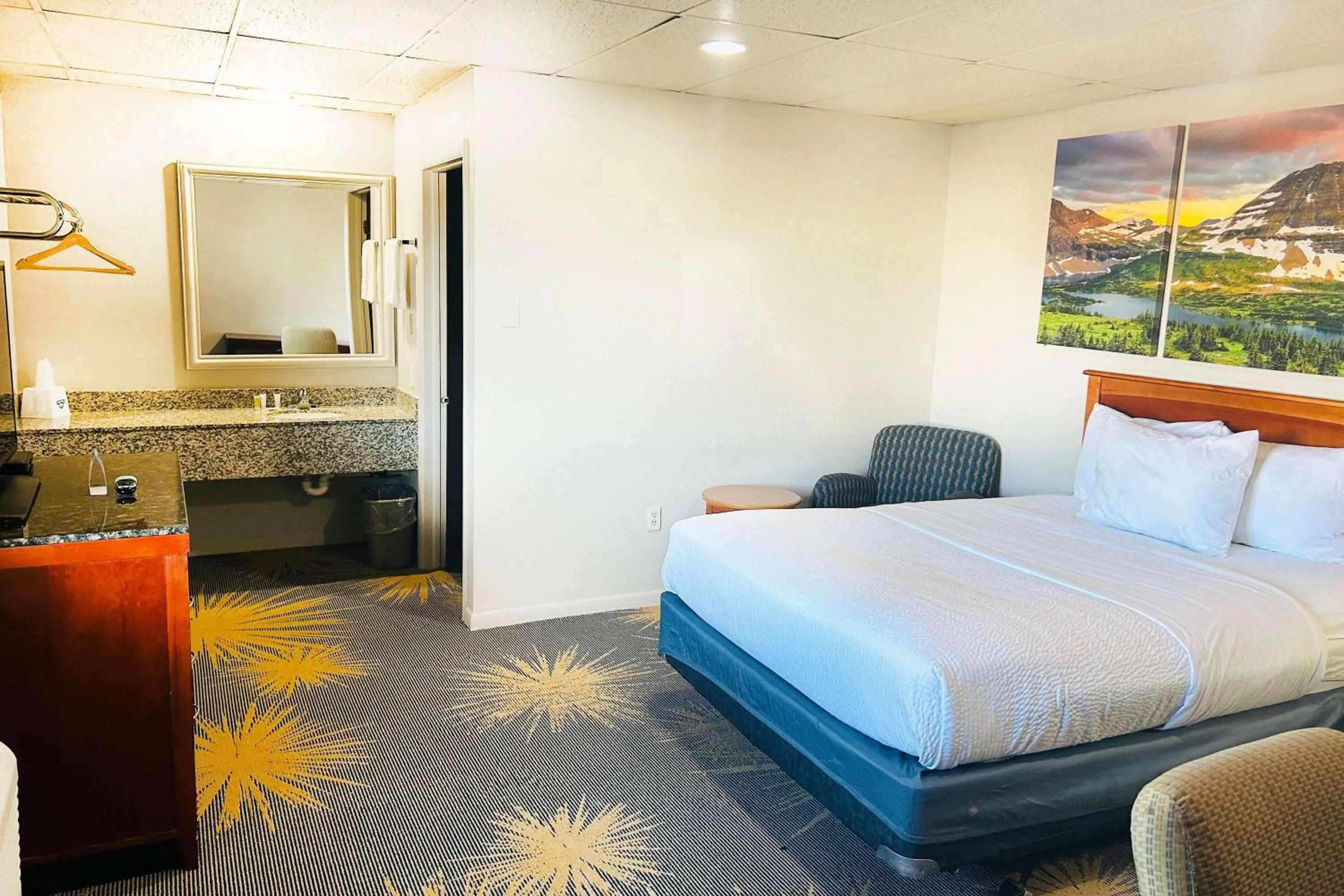 Photo of the whole room, Bed in Wheatland Steamboat Inn