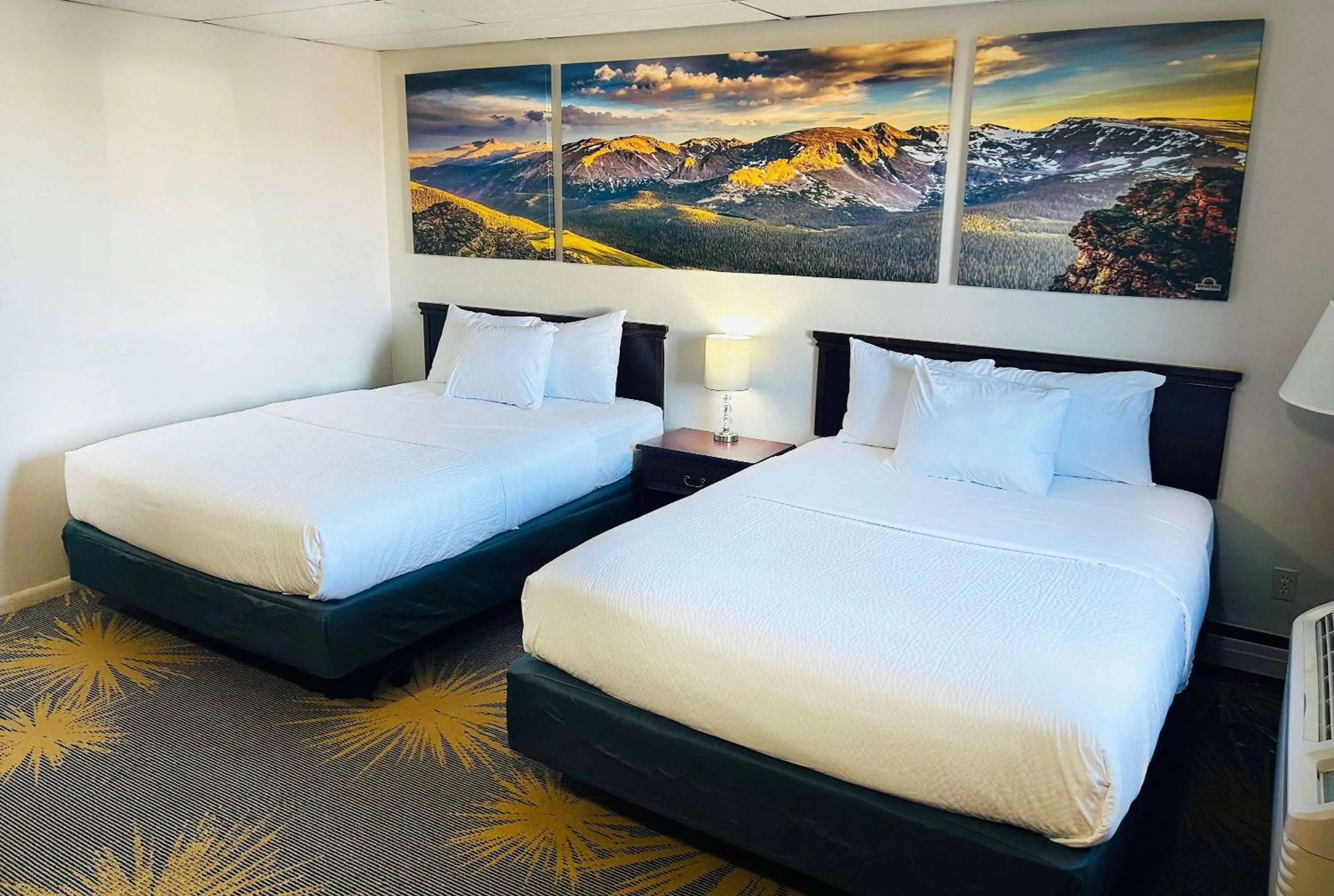 Photo of the whole room, Bed in Wheatland Steamboat Inn