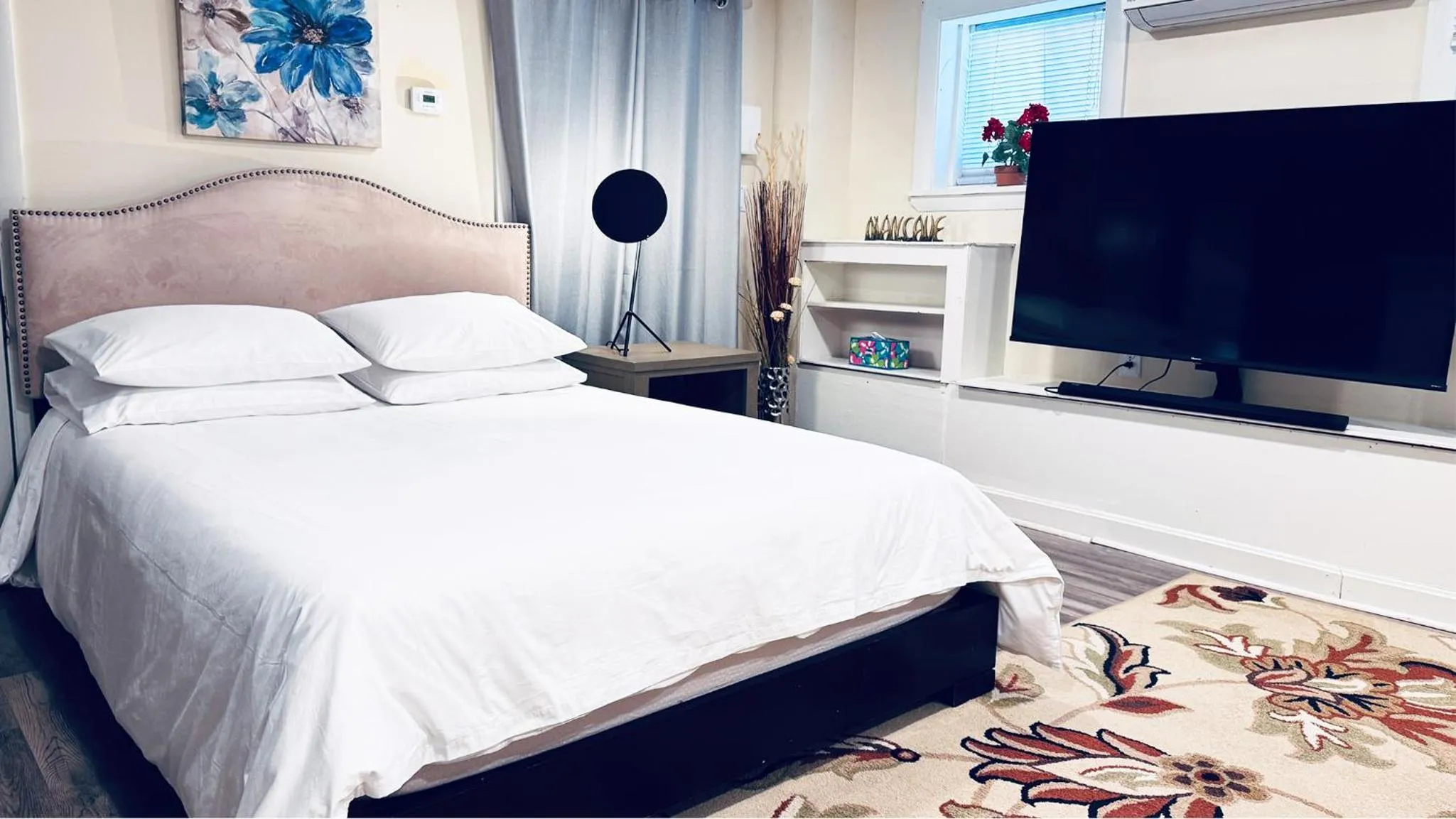 Photo of the whole room, Bed in Ginkgo House on Harvard