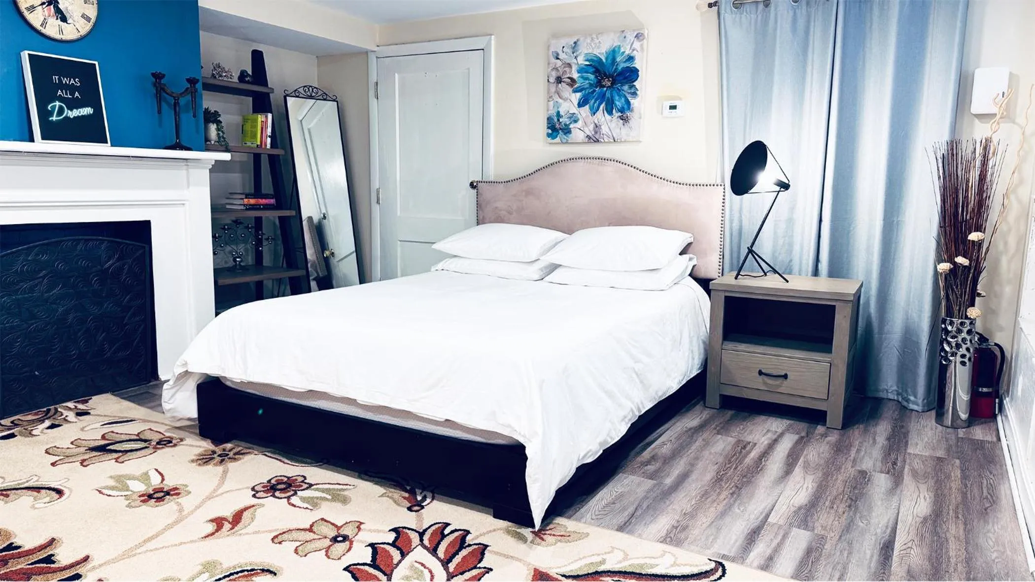 Photo of the whole room, Bed in Ginkgo House on Harvard