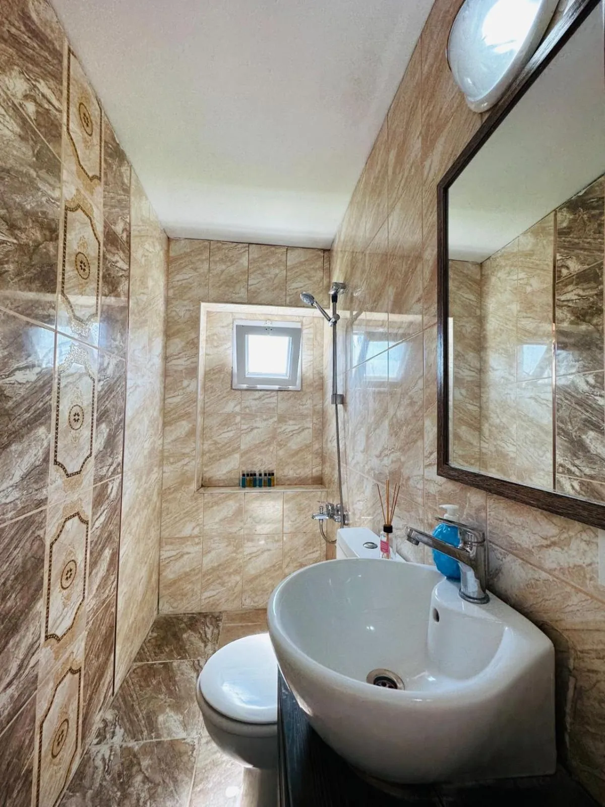 Shower in Bonjourla Otel