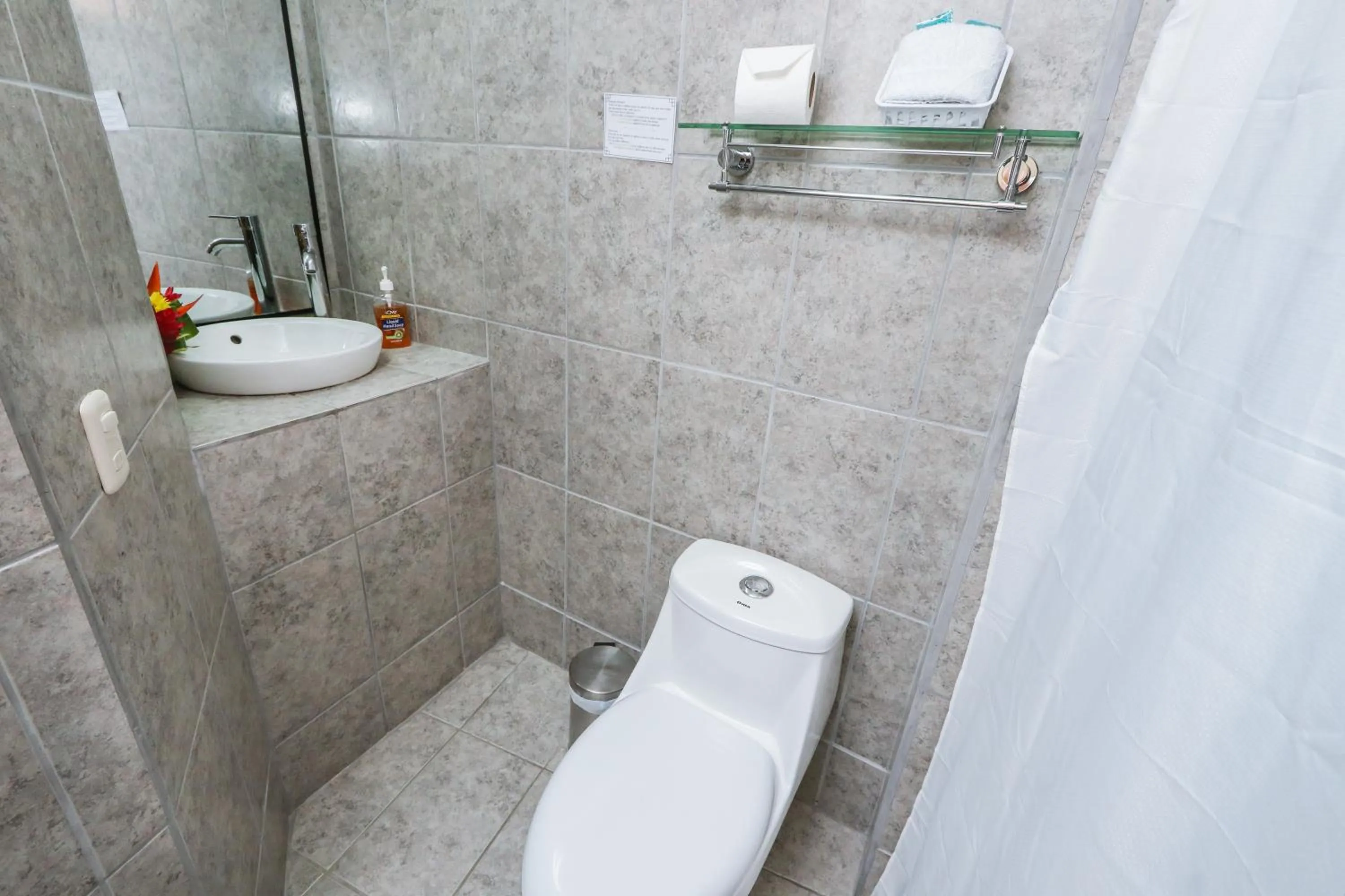 Toilet in Hotel Flor Blanca