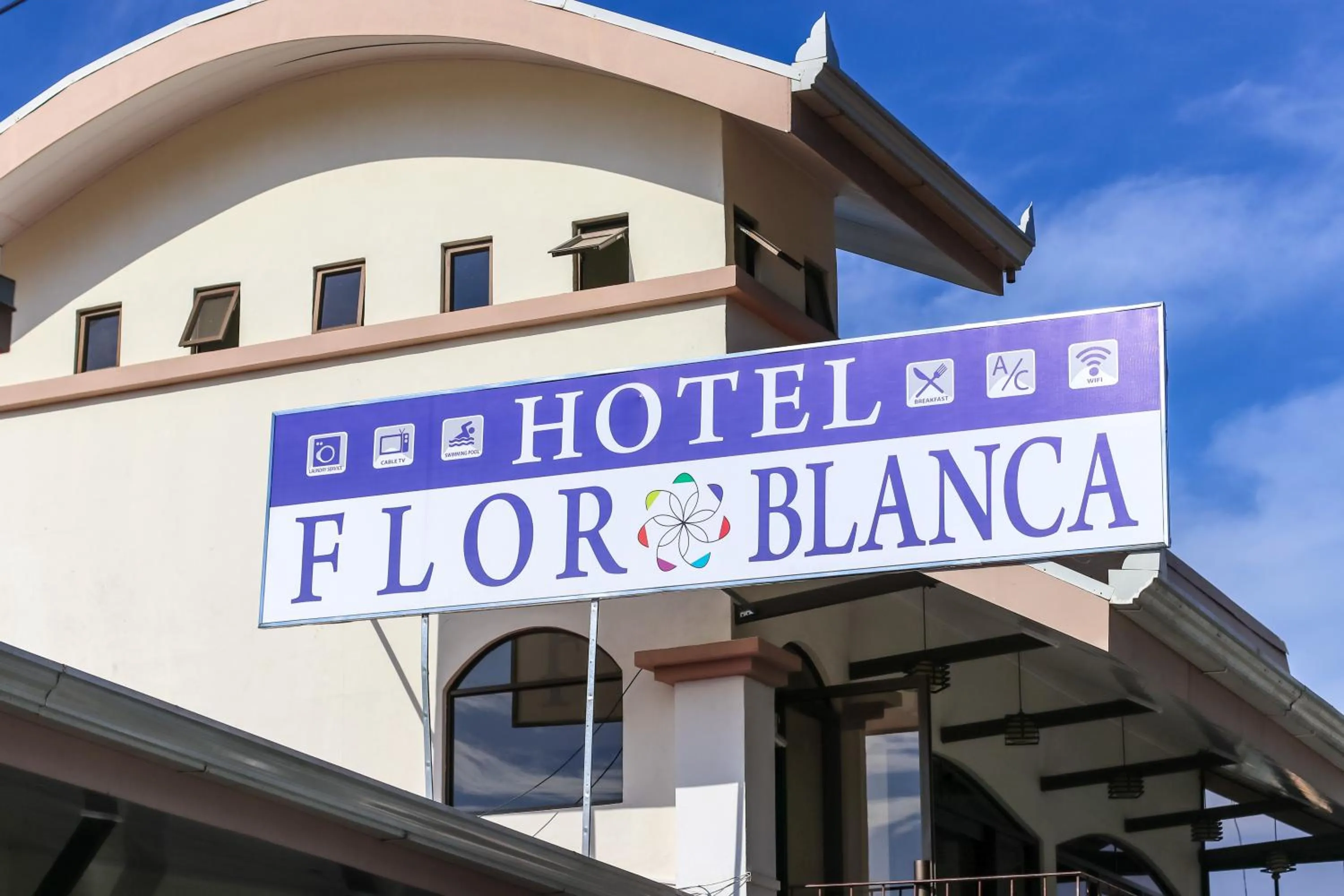 Facade/entrance in Hotel Flor Blanca