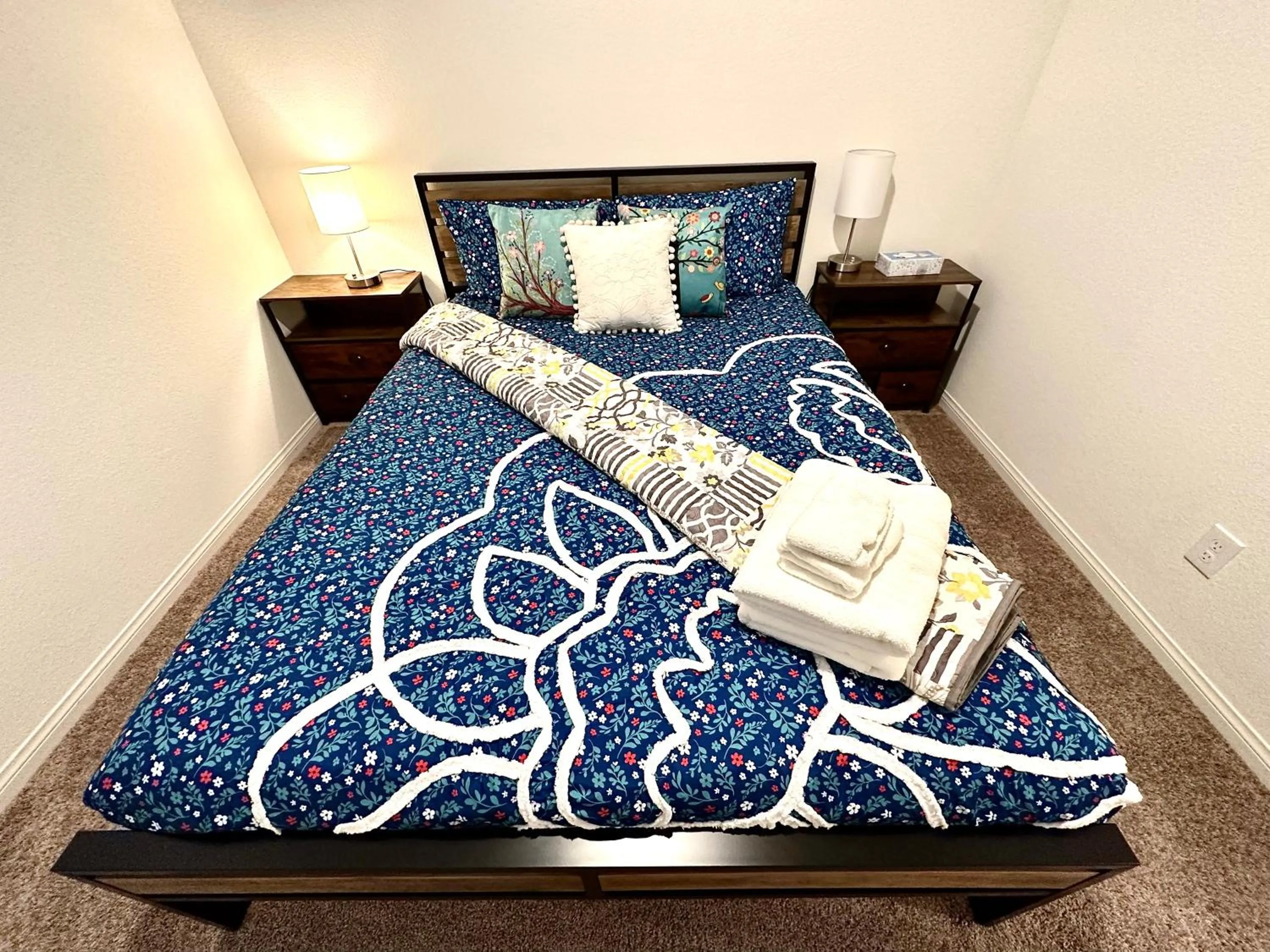 Bed in Spacious House, 5 bedrooms, Sleeps 12, Near Las Vegas Strip and Airport