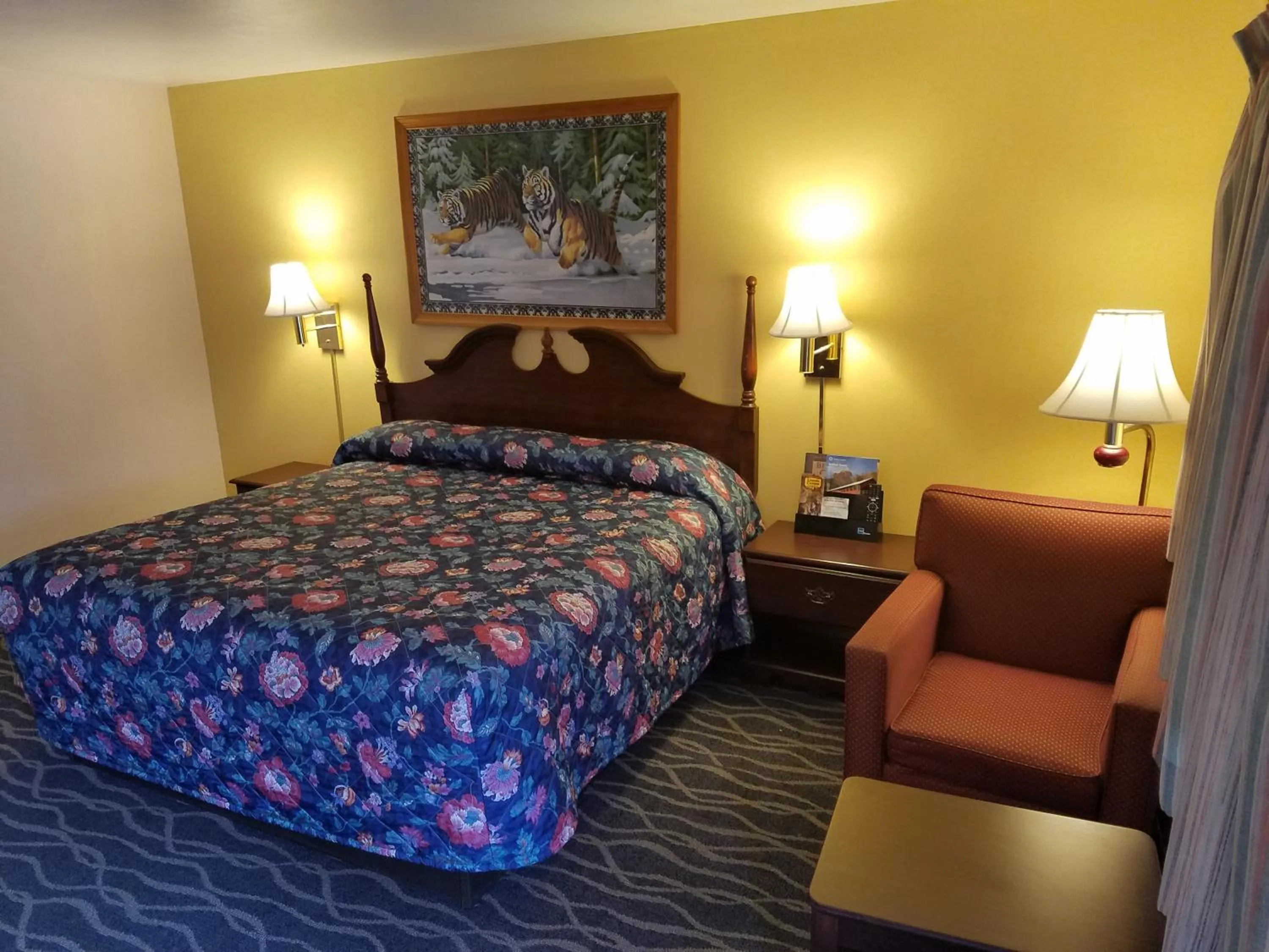 Bed in Budget Host Inn