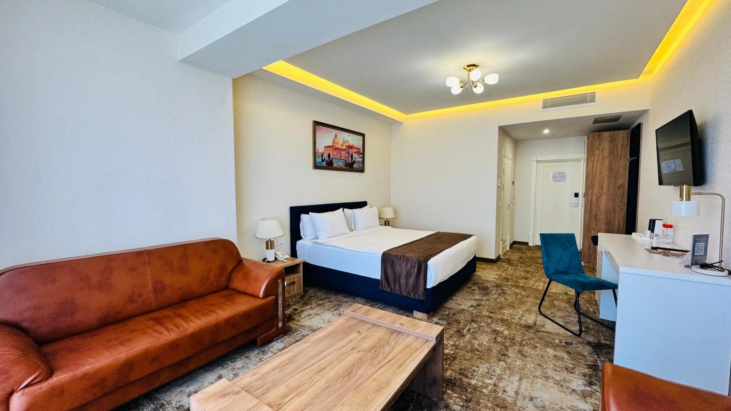 Communal lounge/ TV room, Bed in Garnet Mir Hotel