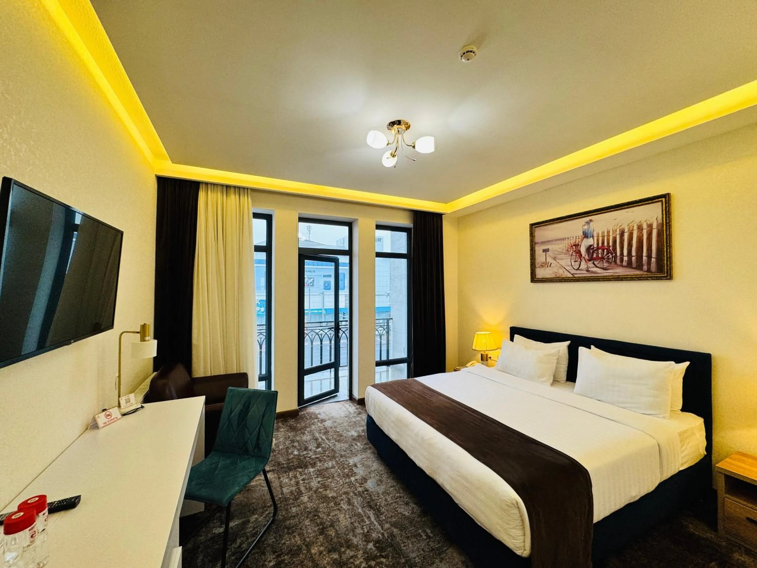 Communal lounge/ TV room, Bed in Garnet Mir Hotel