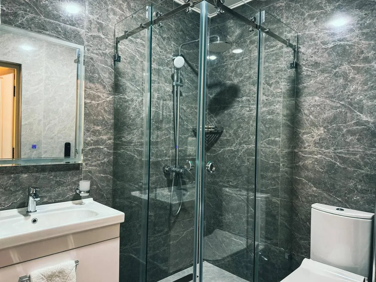 Shower in Garnet Mir Hotel