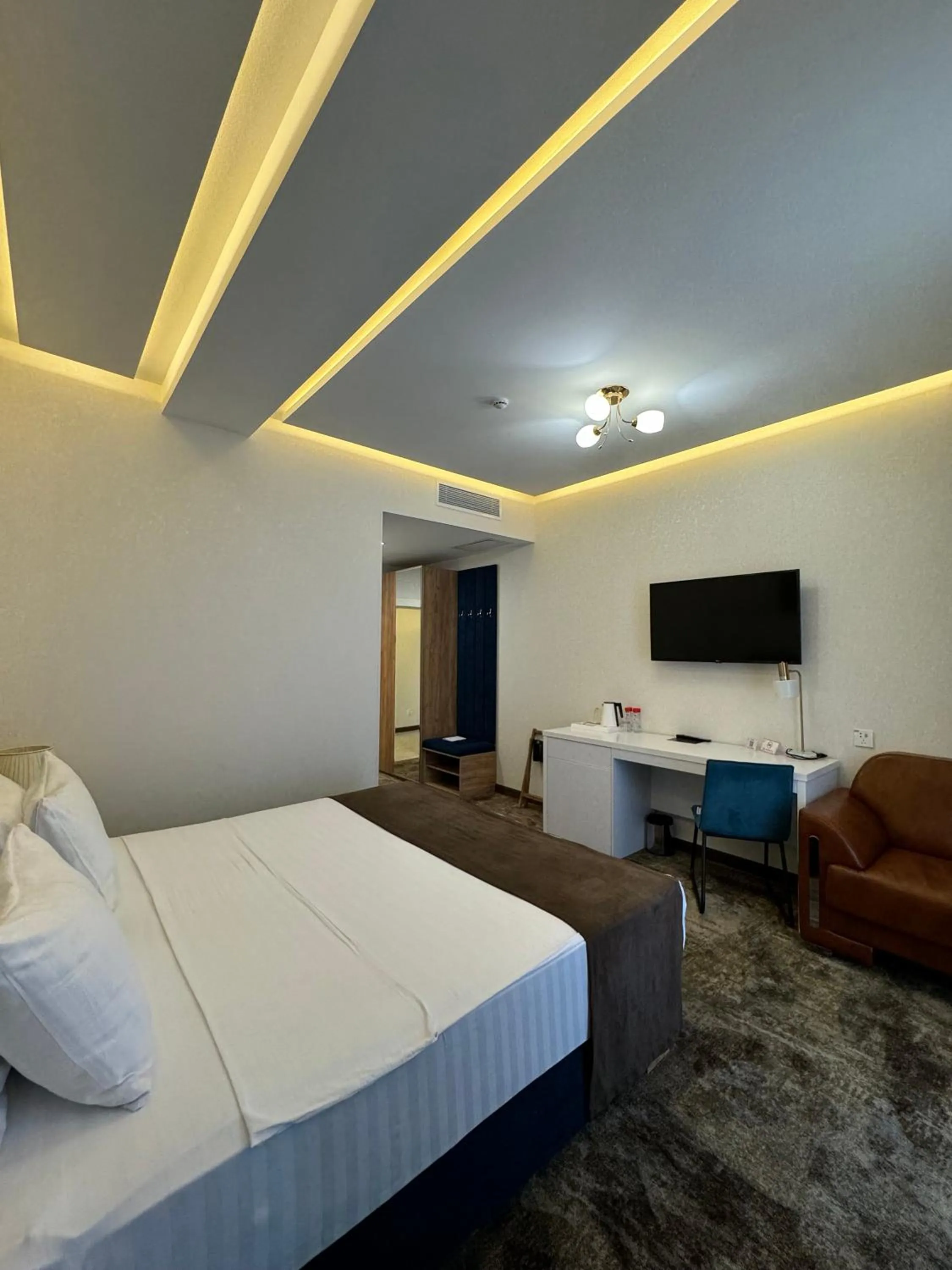 Communal lounge/ TV room, Bed in Garnet Mir Hotel