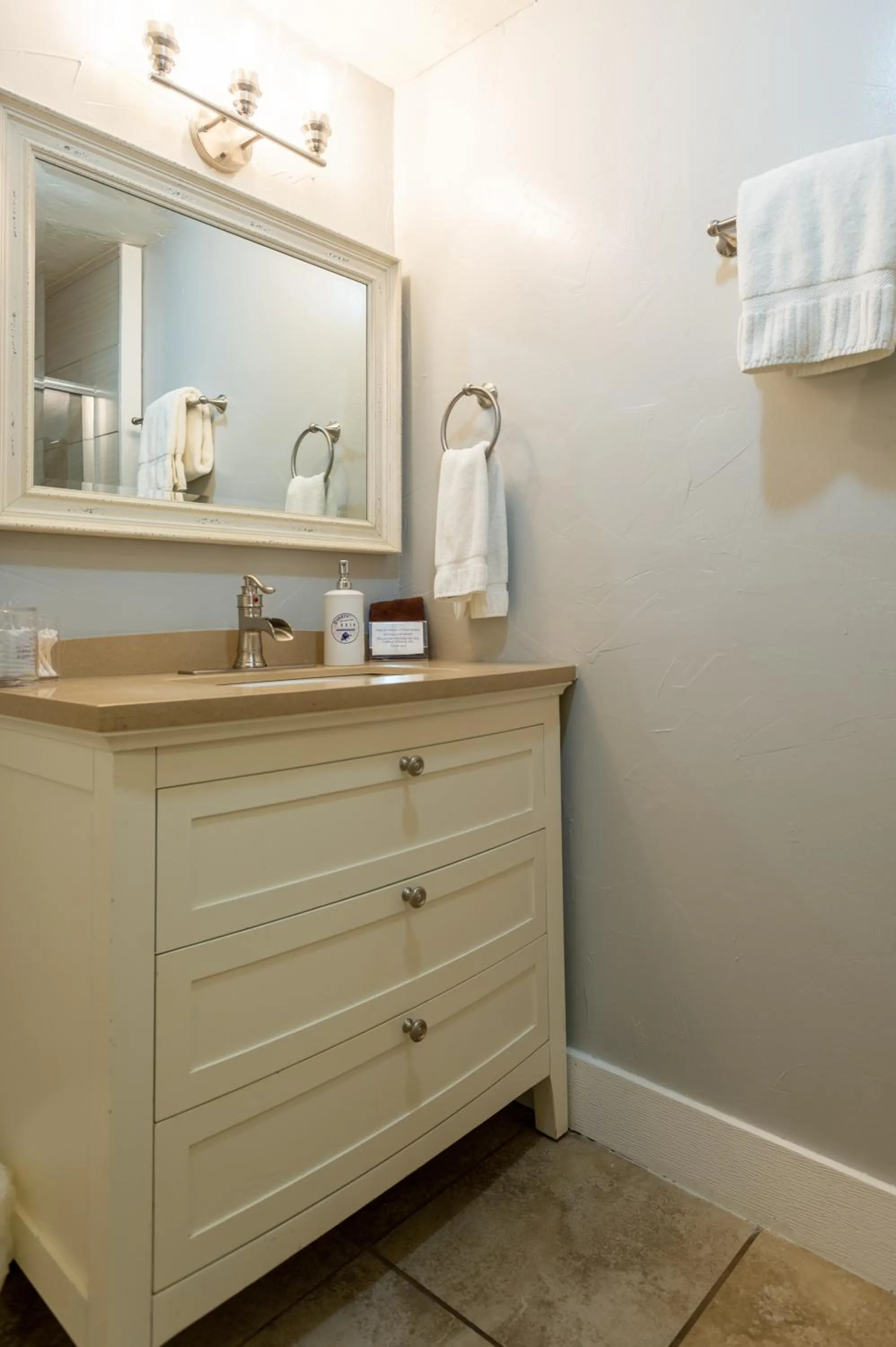 Bathroom in Alpen Way Chalet Mountain Lodge