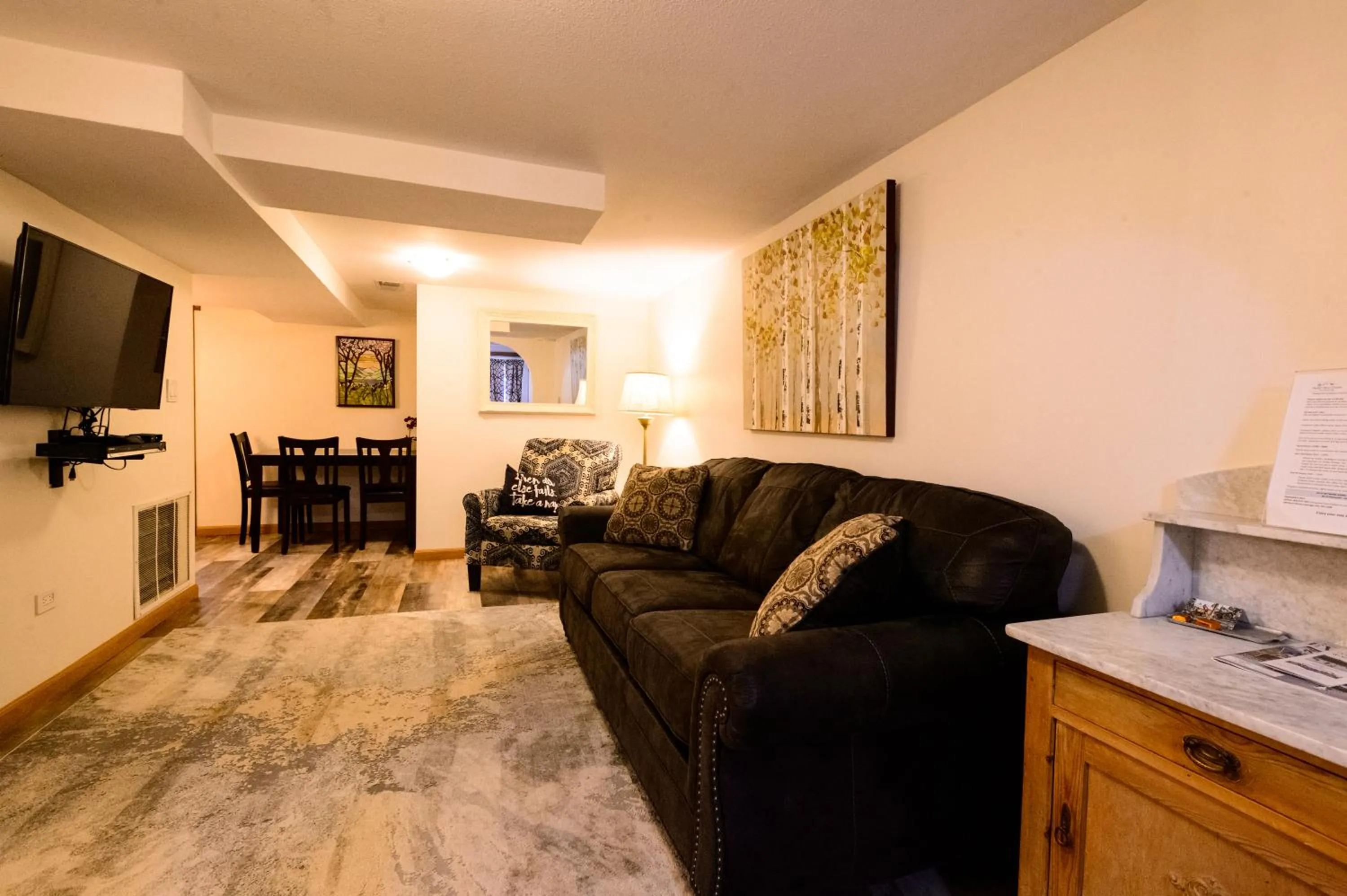 Living room in Alpen Way Chalet Mountain Lodge