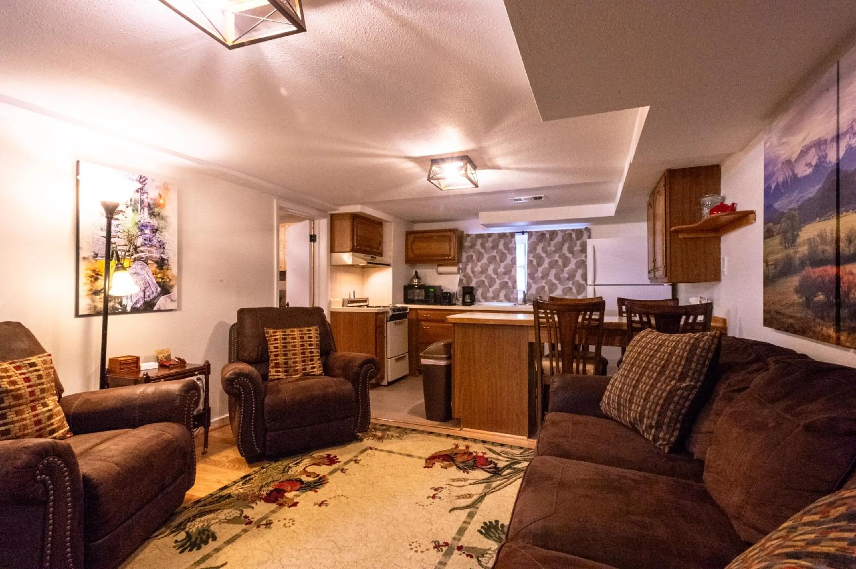 Living room in Alpen Way Chalet Mountain Lodge