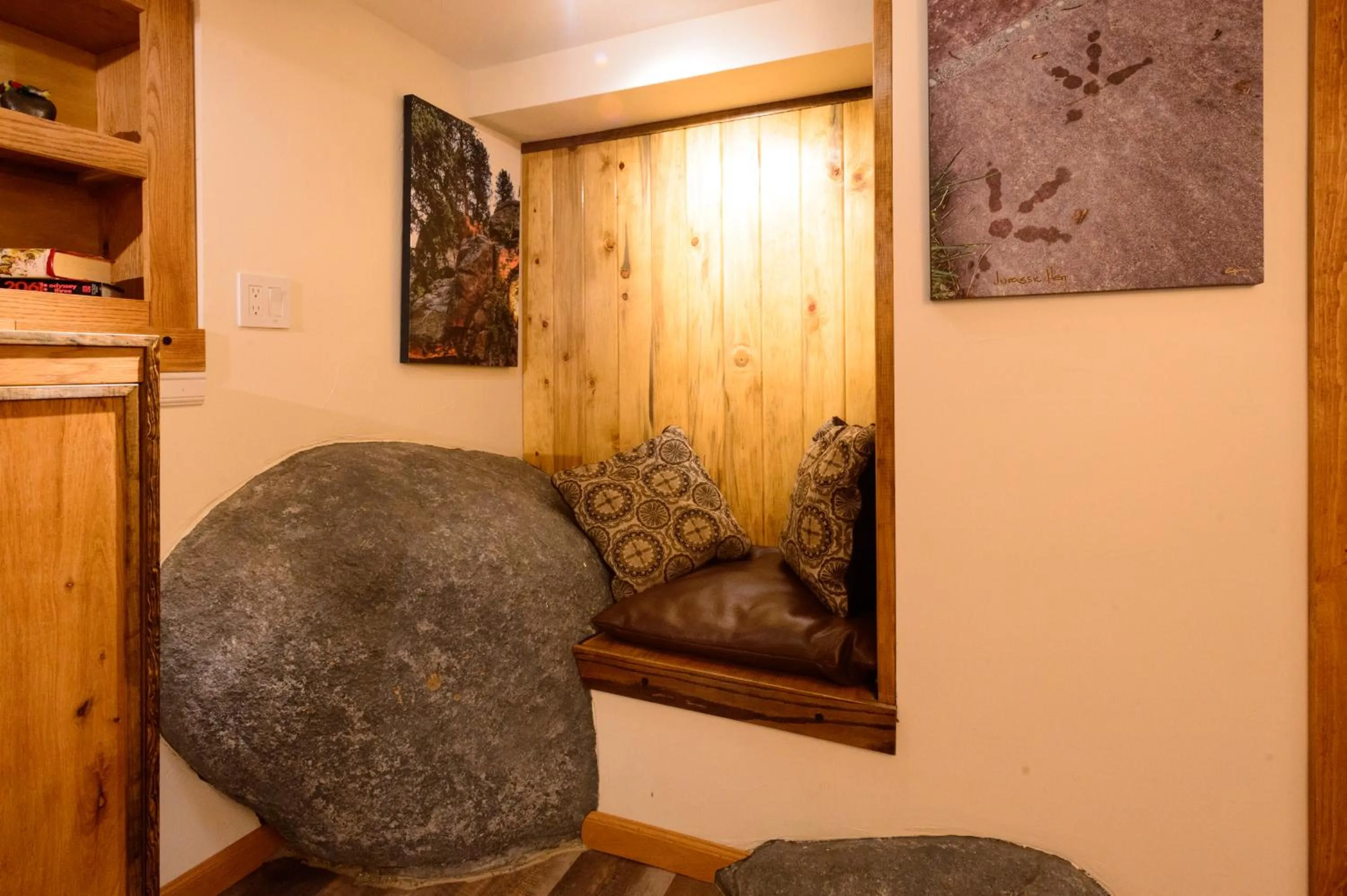 Seating area in Alpen Way Chalet Mountain Lodge