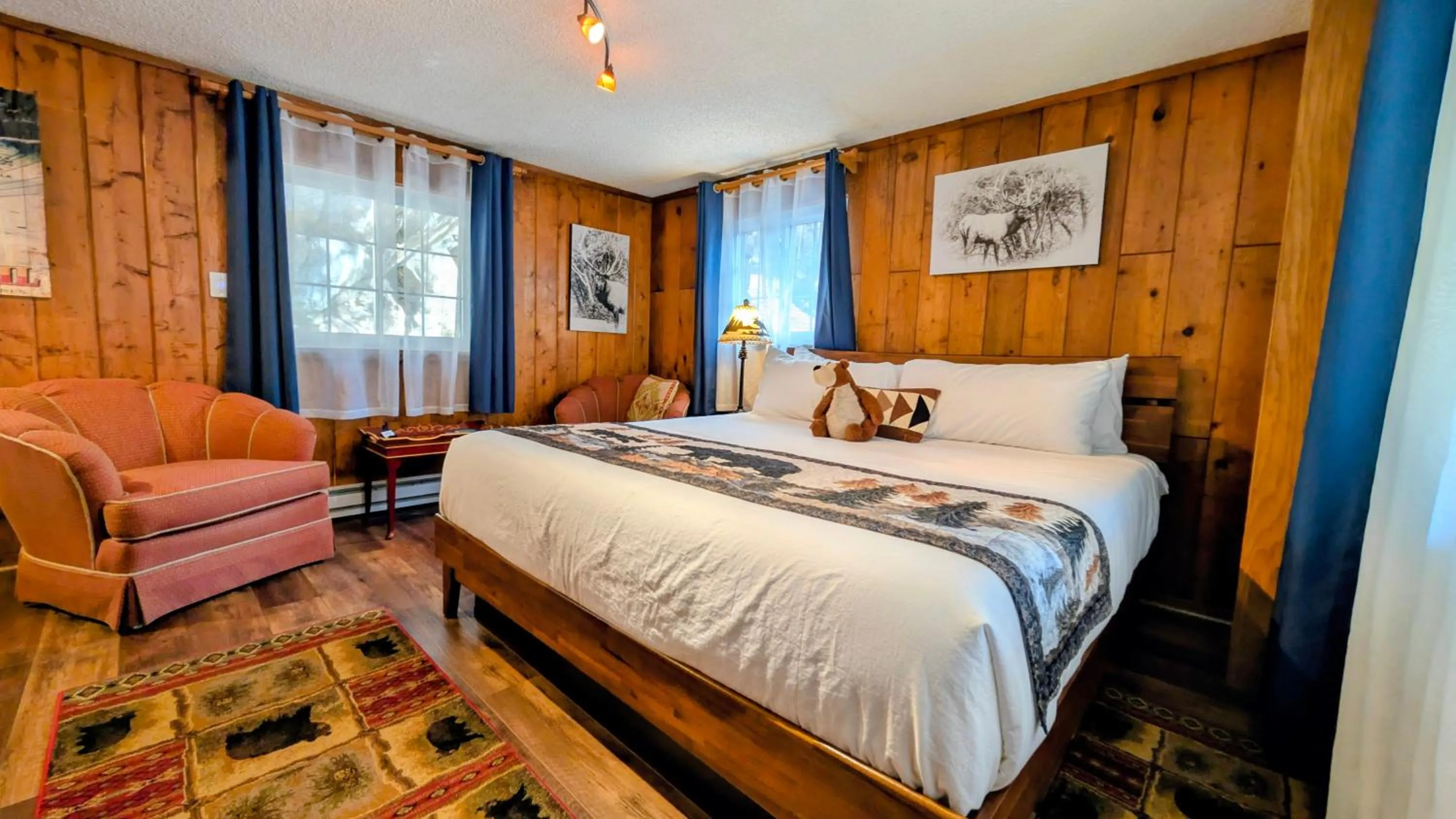 Bedroom, Bed in Alpen Way Chalet Mountain Lodge