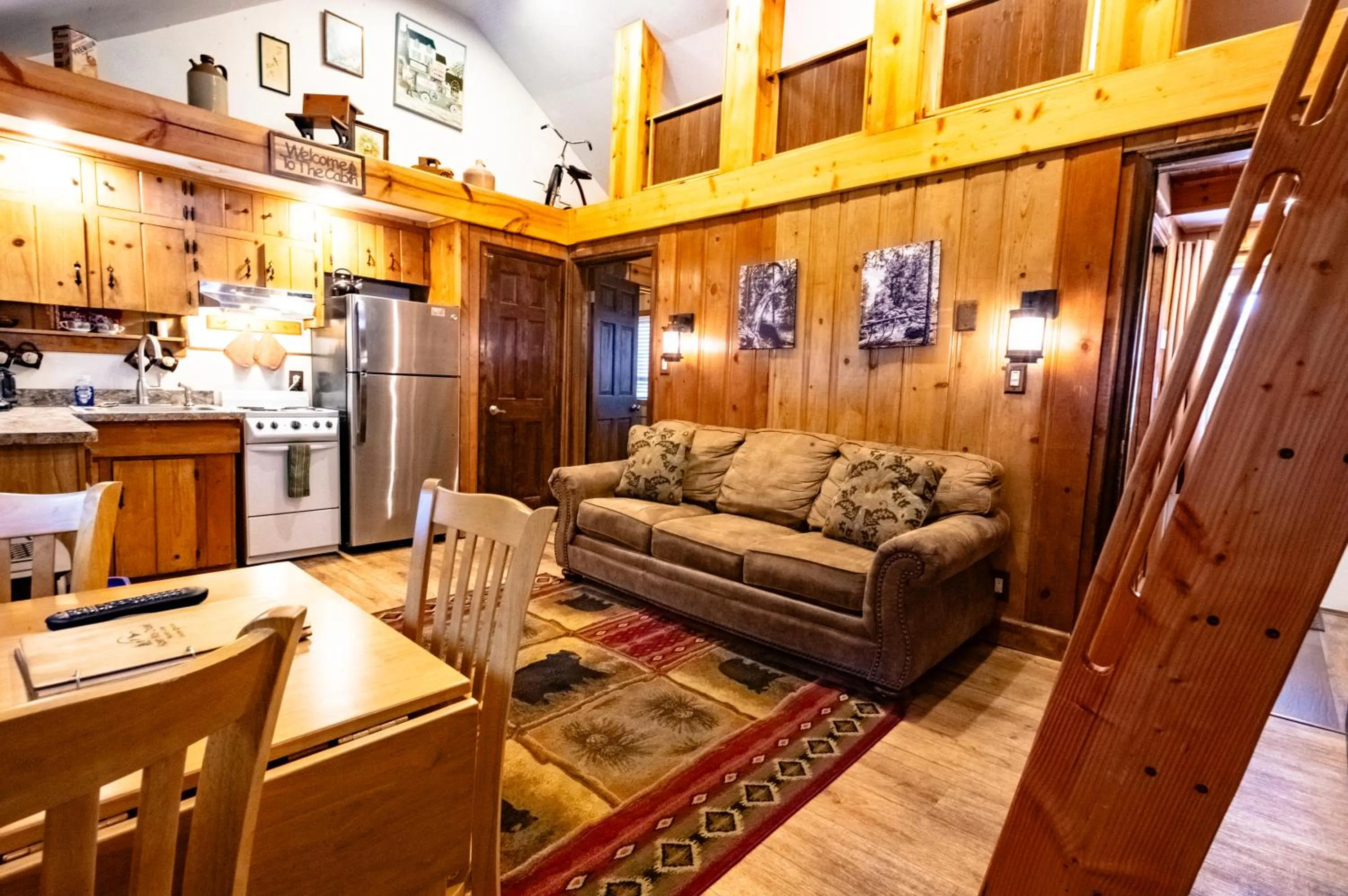 Living room in Alpen Way Chalet Mountain Lodge