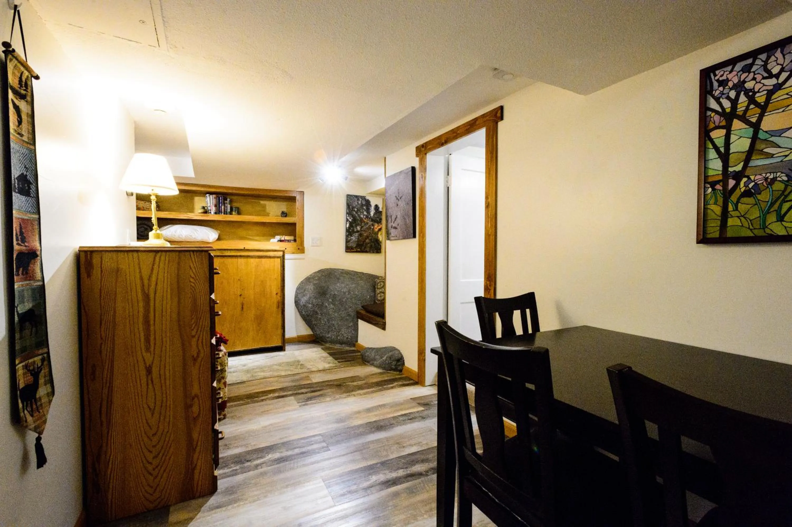 Seating area in Alpen Way Chalet Mountain Lodge