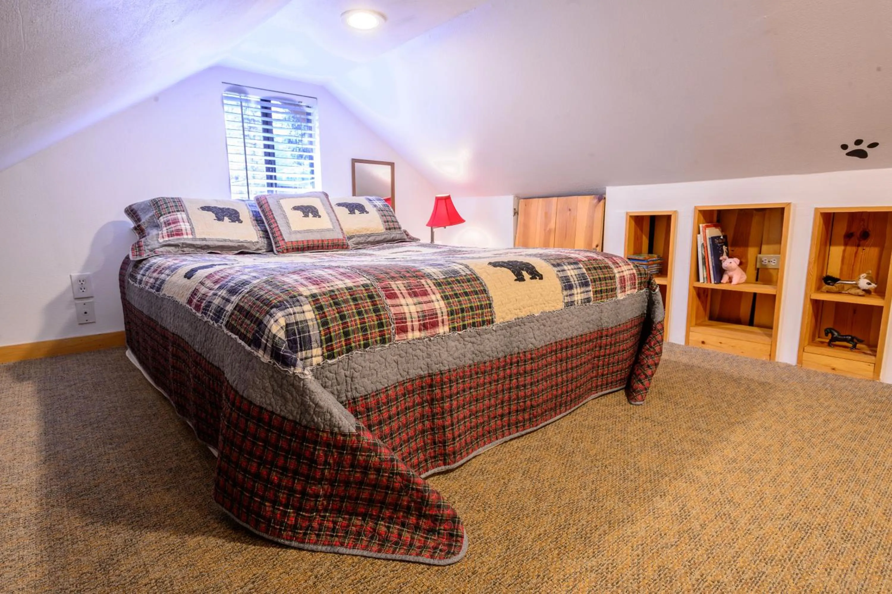 Decorative detail, Bed in Alpen Way Chalet Mountain Lodge