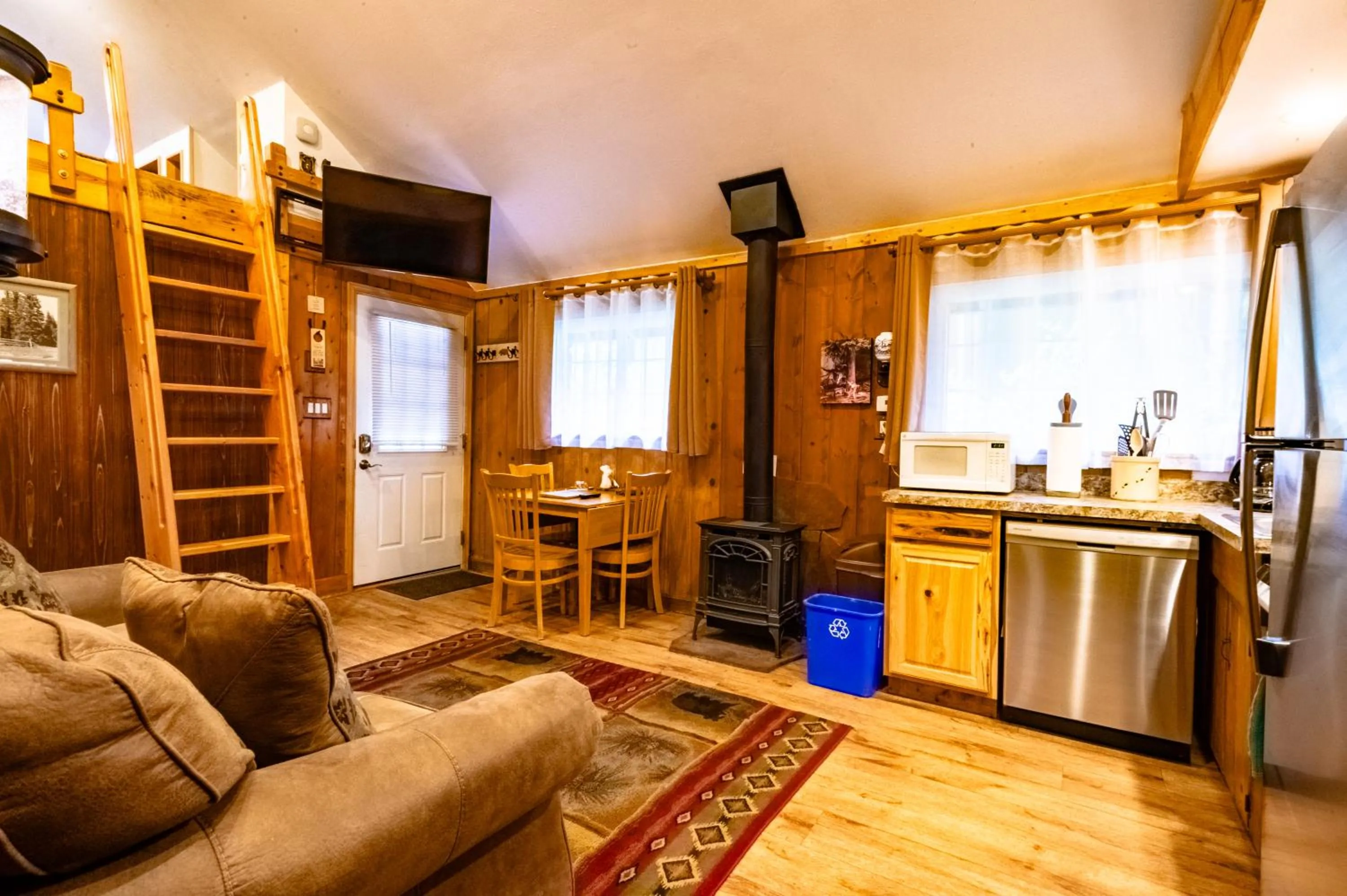 Living room in Alpen Way Chalet Mountain Lodge